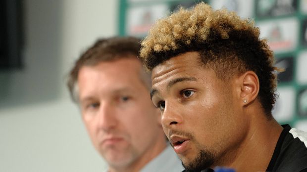 
                <strong>Serge Gnabry</strong><br>
                Sieger: Werder Bremen. Lange sah es bei Werder düster aus. Nach dem glücklichen Klassenverbleib verließen Jannik Vestergaard und Anthony Ujah den Klub. Doch Werder-Geschäftsführer Frank Baumann zauberte ein paar Asse aus dem Ärmel. Wie Max Kruse, oder auch Olympia-Held Serge Gnabry. Der Kader ist auch qualitativ breiter geworden.
              