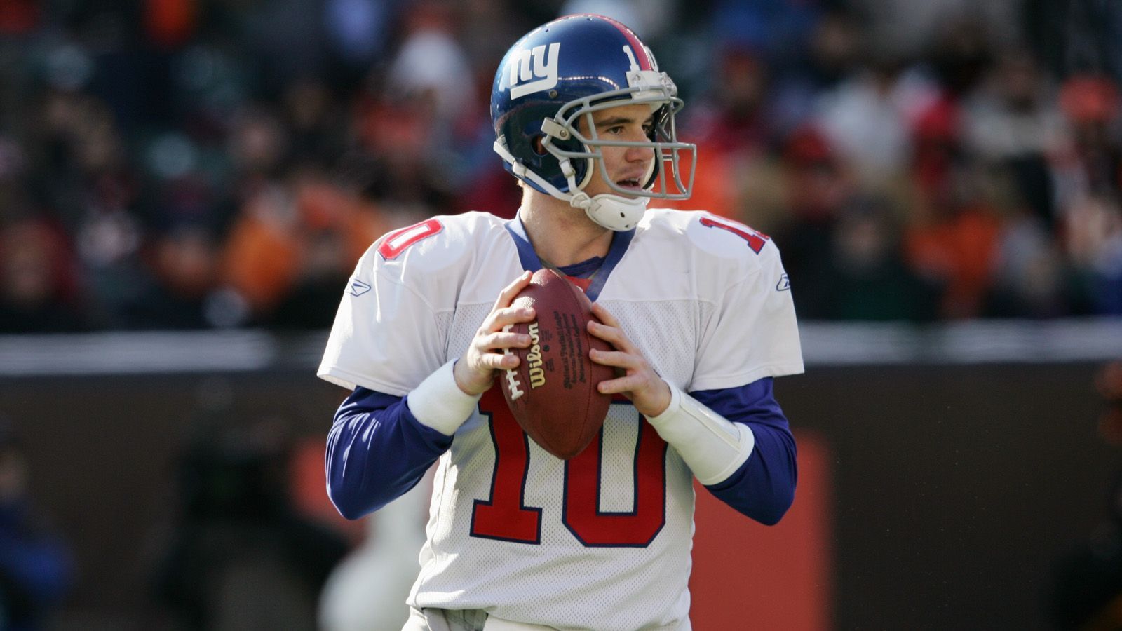 
                <strong>Saison 2004</strong><br>
                Als First Pick overall kassierte Eli Manning schon zu Beginn seiner NFL-Karriere ordentlich viel Geld. Allein der Signing Bonus brachte der Nummer 10 der Giants 3 Millionen US-Dollar ein, dazu kam noch ein Grundgehalt von 1.744.000 Dollar dazu. Macht insgesamt 4.744.000 Dollar in seinem ersten Jahr in der NFL.
              