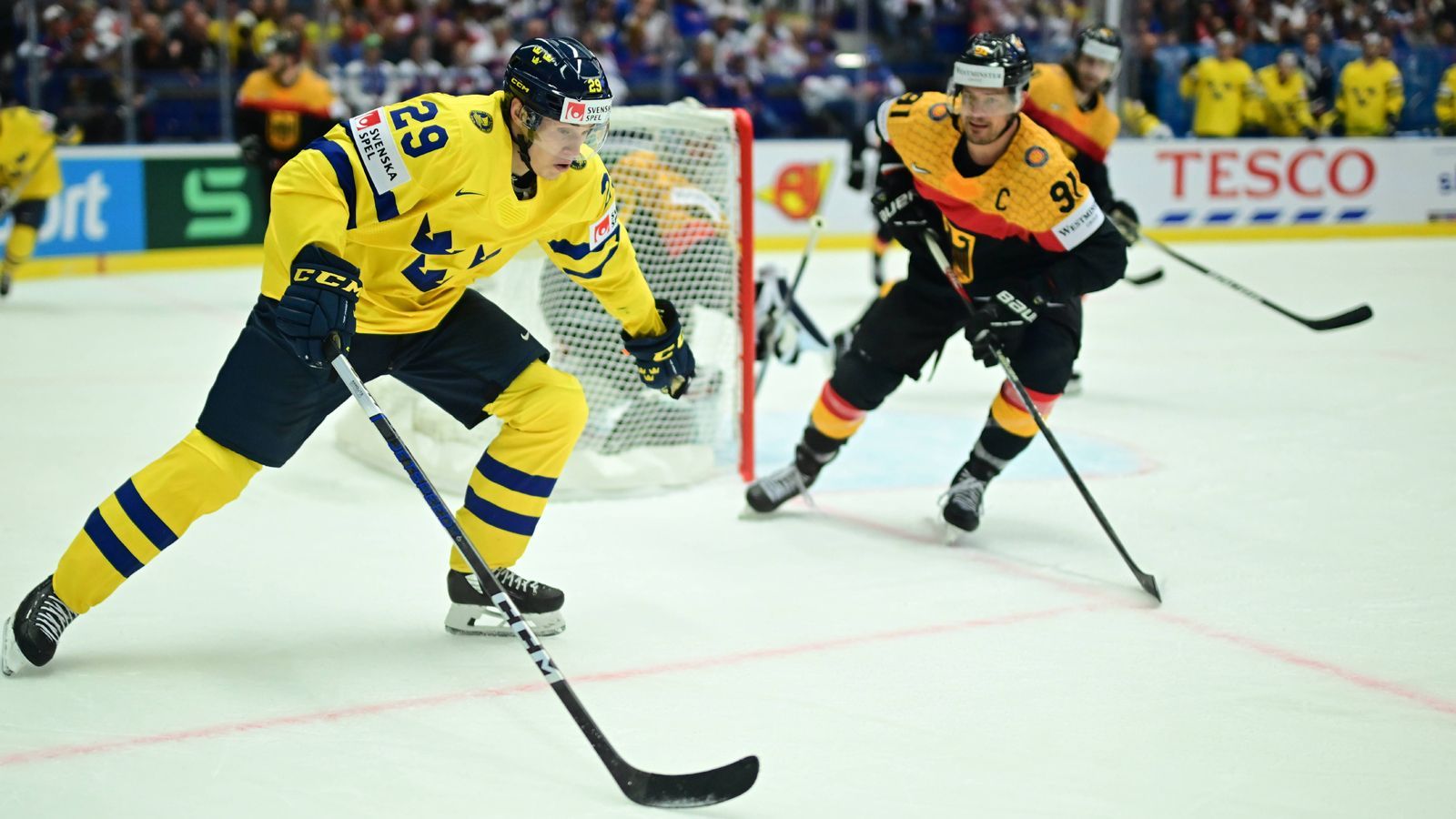 <strong>Defensive</strong><br>Das deutsche Team von Beginn an unter Druck - nach drei Minuten schlägt es bereits hinter Philipp Grubauer ein. Auffällig: Die schwedischen Star-Verteidiger haben viel zu viel Platz und bestrafen das eiskalt. Die Zuordnung im deutschen Team stimmt vorne und hinten nicht. Auch für <strong><em>ran</em></strong>-Experten Uwe Krupp sind die Deutschen in der Verteidigung viel zu weit weg.