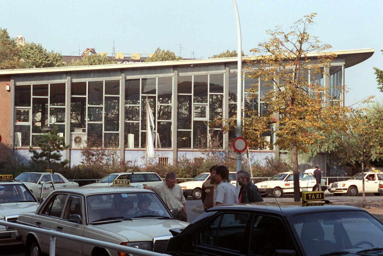 In der Ausreisehalle am Bahnhof Friedrichstraße wurde viel geweint: DDR-Bürger verabschiedeten im "Tränenpalast" ihren BRD-Besuch. 