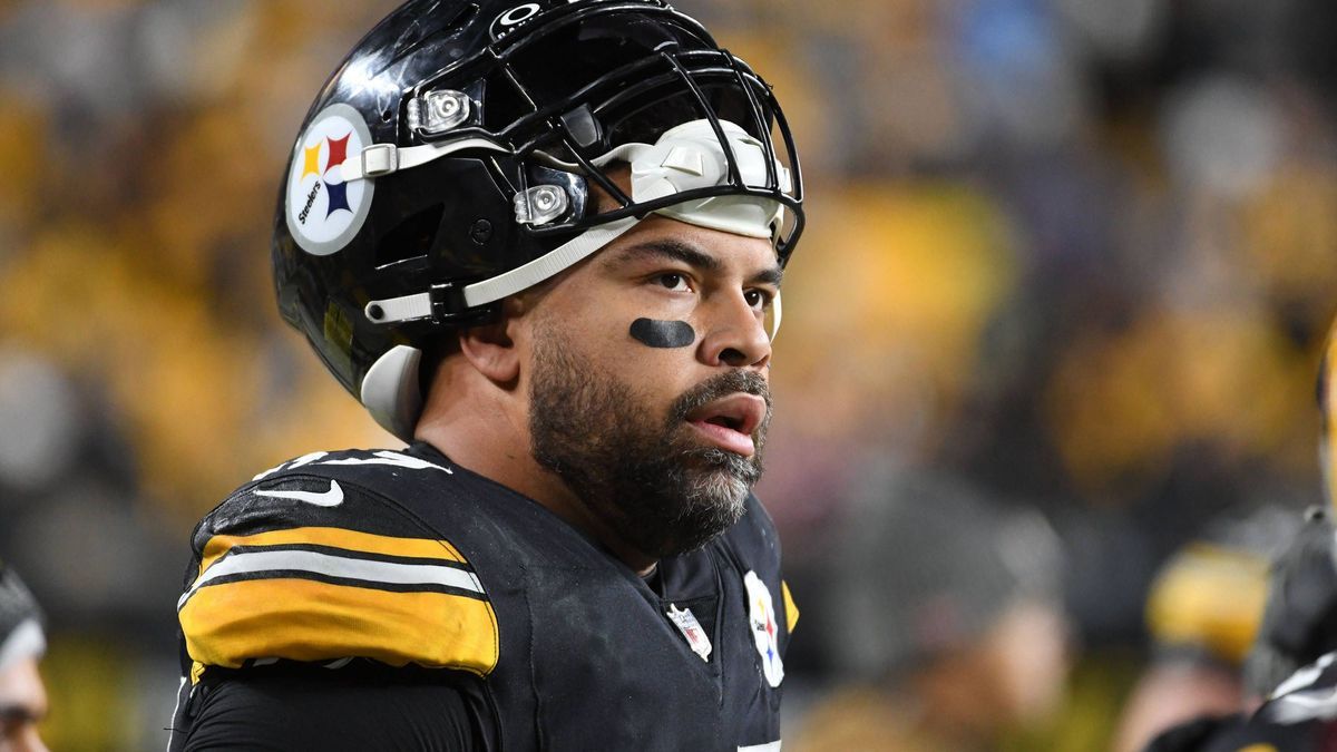 NFL, American Football Herren, USA Tennessee Titans at Pittsburgh Steelers Nov 2, 2023; Pittsburgh, Pennsylvania, USA; Pittsburgh Steelers defensive end Cam Heyward watches the game against the Ten...