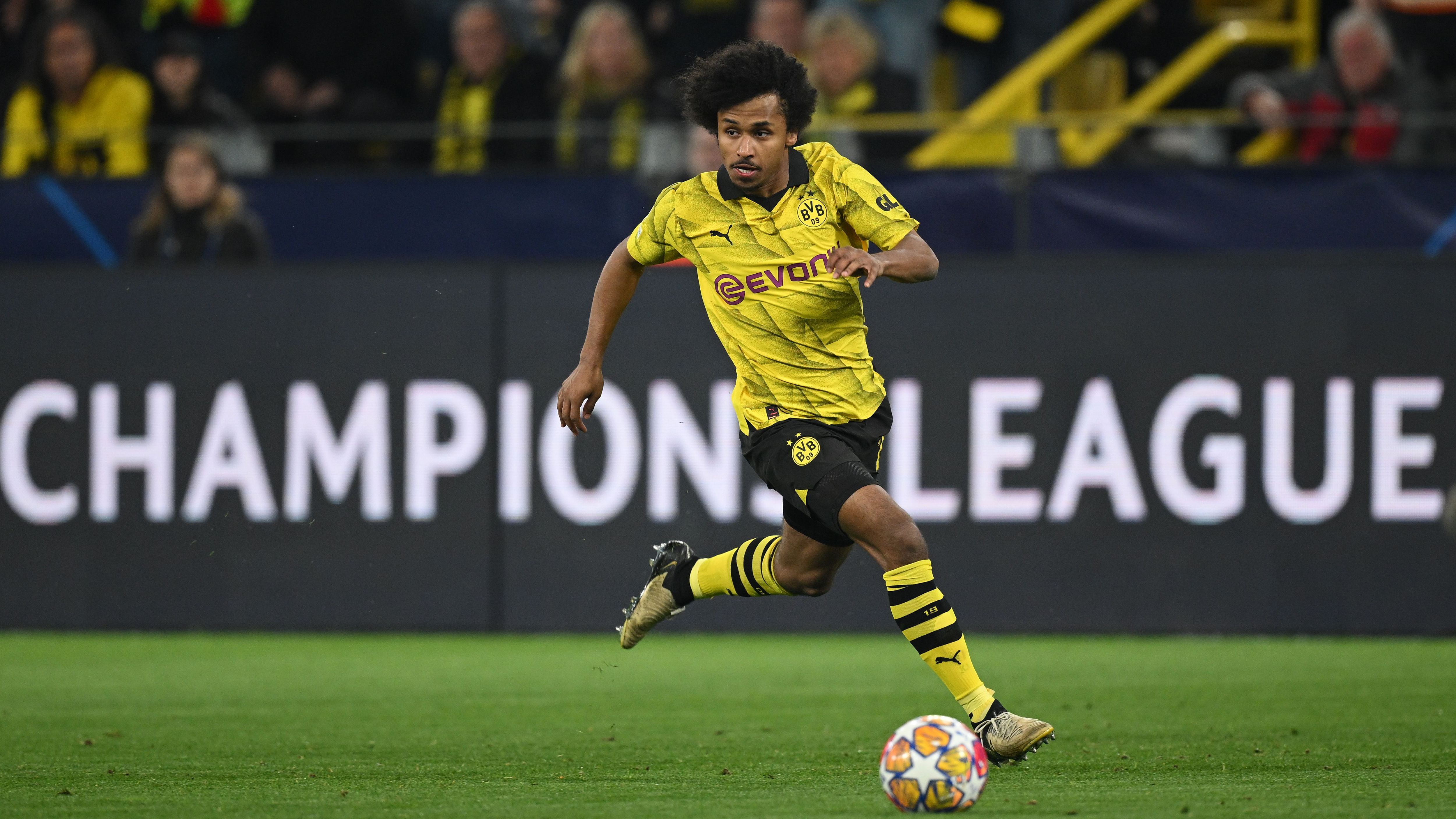 <strong>Außenstürmer: Karim Adeyemi (Borussia Dortmund)</strong><br>Noch vor wenigen Monaten war Adeyemi vom EM-Kader so weit entfernt wie der BVB seinerseits vom Champions-League-Finale. Doch der talentierte Angreifer hat sich zusammengerissen und in den vergangenen Wochen vor allem defensiv herausragenden Einsatz gezeigt. Offensiv kann er bei der EM mit seinem Tempo eine Waffe von der Bank sein.