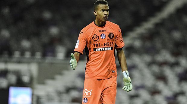 
                <strong>Alban Lafont (Frankreich)</strong><br>
                Alban Lafont (Frankreich): Mit 16 Jahren und 310 Tagen bestreitet er sein erstes Liga-Spiel für Toulouse. So jung ist bisher noch kein Torwart in der Ligue 1 bei seinem Debüt. Seitdem ist der Youngster im Kasten von Toulouse gesetzt und absolviert in der laufenden Saison 22 Spiele. Für die U17 steht er zwei Mal zwischen den Pfosten Frankreichs.
              