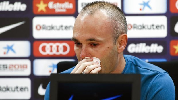 
                <strong>Der Abschied</strong><br>
                Am 27. April bestätigte Iniesta seinen Abschied von den Katalanen. "Das ist meine letzte Saison hier. Danke an meine Mitspieler. Barca hat mir alles gegeben", sagte der Mittelfeldspieler auf einer emotionalen Pressekonferenz, bei der auch Coach Ernesto Valverde und die Mitspieler um Marc-Andre ter Stegen anwesend waren. "Ich hab lange darüber nachgedacht. Ich weiß, was es bedeutet, Kapitän von Barca zu sein. Es ist sehr hart, tschüss zu sagen", erklärte Iniesta: "Mein einziges Ziel war es, Erfolg mit diesem Verein zu haben - und das hatte ich." Spekulationen um einen Wechsel zum chinesischen Klub Chongqing Lifan bestätigte Iniesta indes nicht. Eines ist allerdings nun sicher - eine höchst erfolgreiche Ära endet in wenigen Wochen beim FC Barcelona, jene von Andres Iniesta.
              