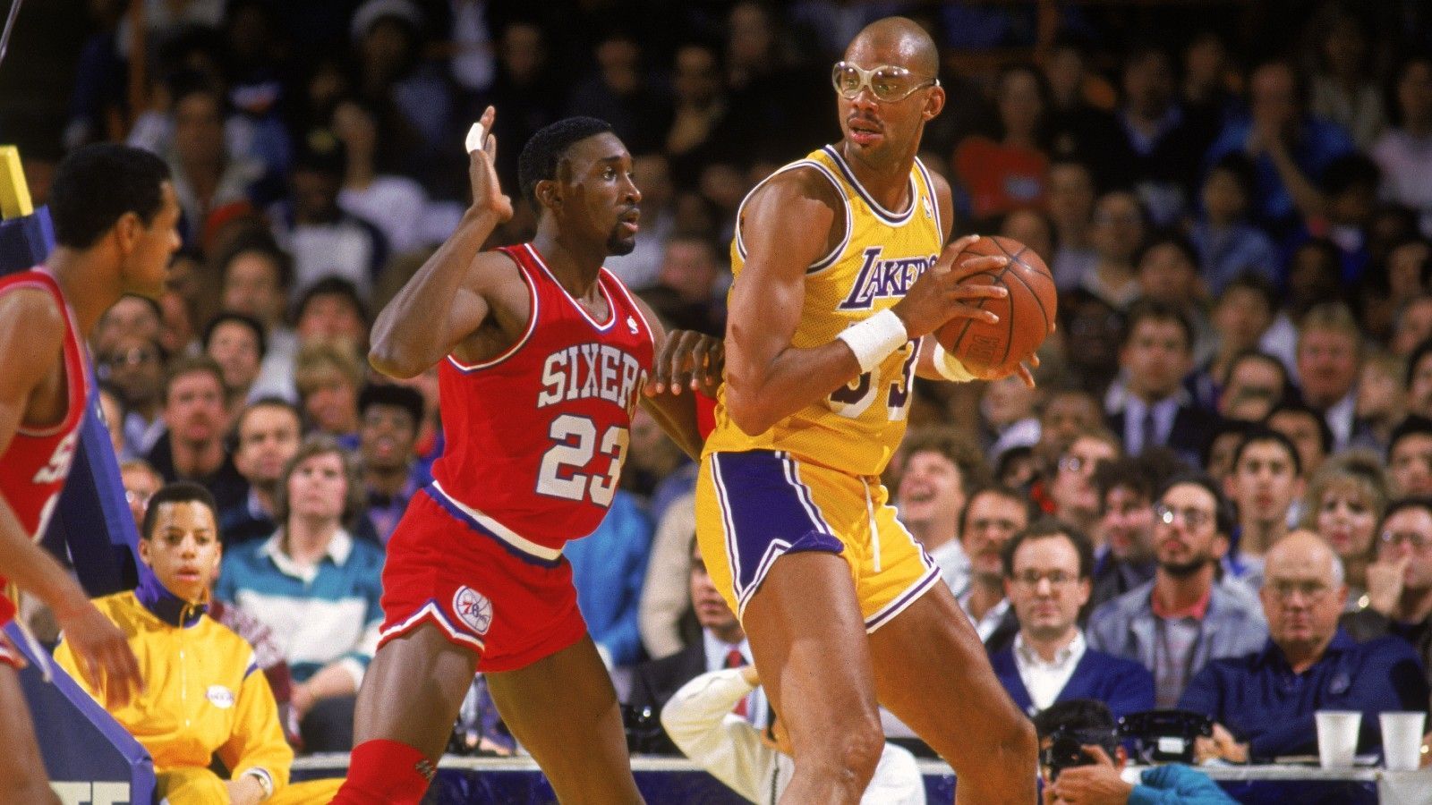 
                <strong>Platz 1: Kareem Abdul-Jabbar</strong><br>
                38.387 Punkte. Der 2,18-Meter-Schlaks punktete über seine 20 Jahre währende Karriere vor allem mit seinem Hakenwurf. Abdul-Jabbar machte auch neben dem Court eine gute Figur: Unter anderem trat er in den TV-Serien "Scrubs" und "Simpsons" auf.
              