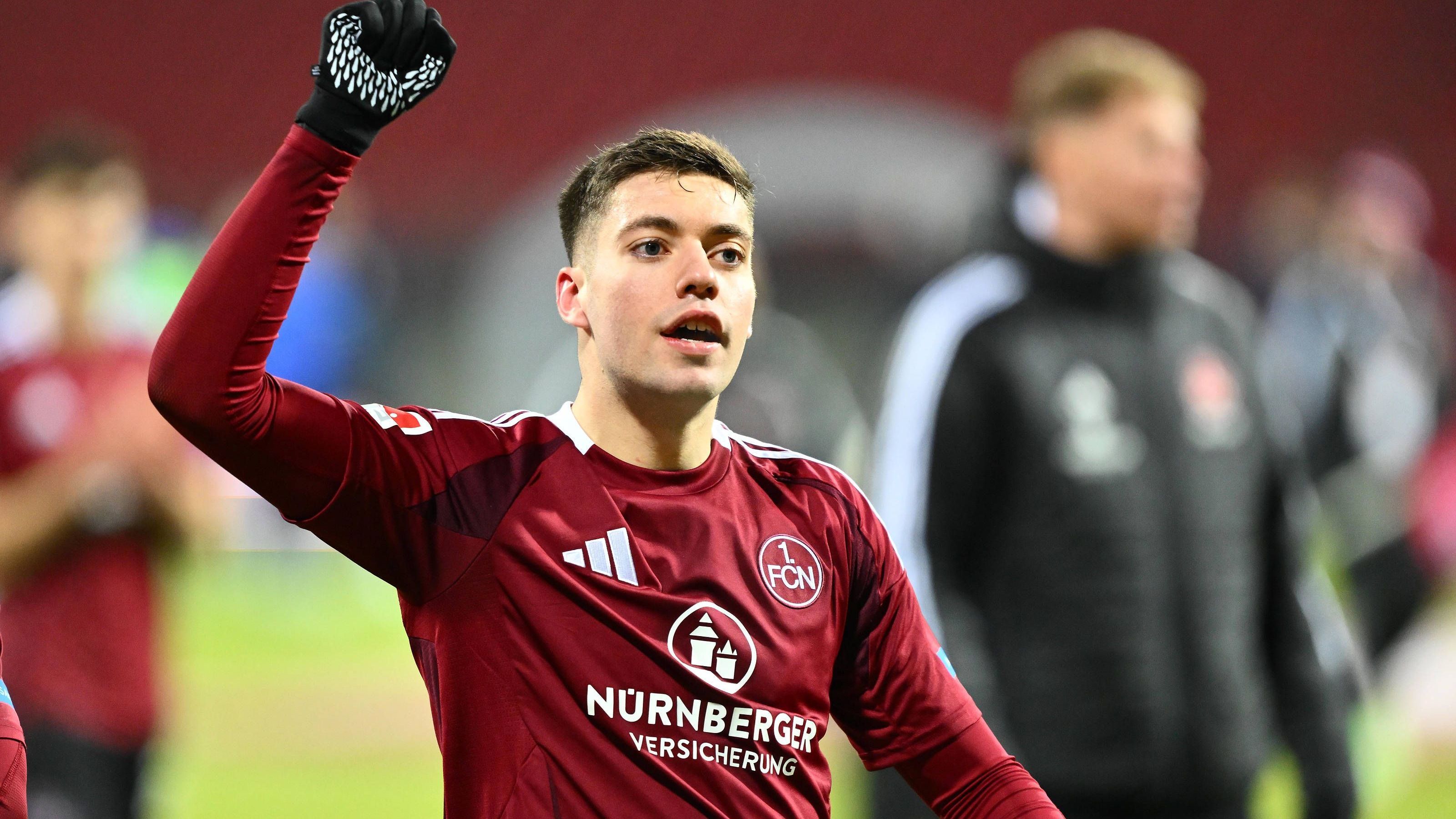 <strong>Stefanos Tzimas (1. FC Nürnberg)</strong><br>Der griechische Topstürmer Stefanos Tzimas wechselt laut "kicker" für mehr als 25 Millionen Euro vom 1. FC Nürnberg zu Brighton &amp; Hove Albion. Tzimas soll auf Leihbasis bis zum Sommer beim Zweitligisten bleiben. Nürnberg zog demnach seine Kaufoption über 18 Millionen Euro und gab den 19-Jährigen für eine höhere Summe an den Klub des deutschen Trainers Fabian Hürzeler ab.