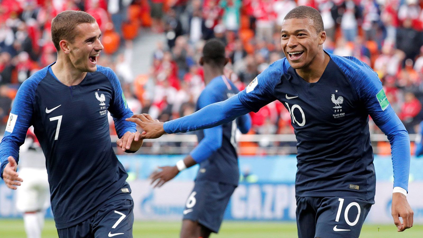 
                <strong>Platz 13: Kylian Mbappe (Frankreich)</strong><br>
                Erster Teenager mit zwei Toren in einem WM-Spiel seit Pele bei der WM 1958 in Schweden: Kylian Mbappe war 19 Jahre und 183 Tage alt, als er 2018 zwei Treffer gegen Argentinien im Achtelfinale der WM in Russland erzielte (4:3). Bei seinem Premierentreffer in der Gruppenphase gegen Peru war er noch neun Tage jünger. 
              