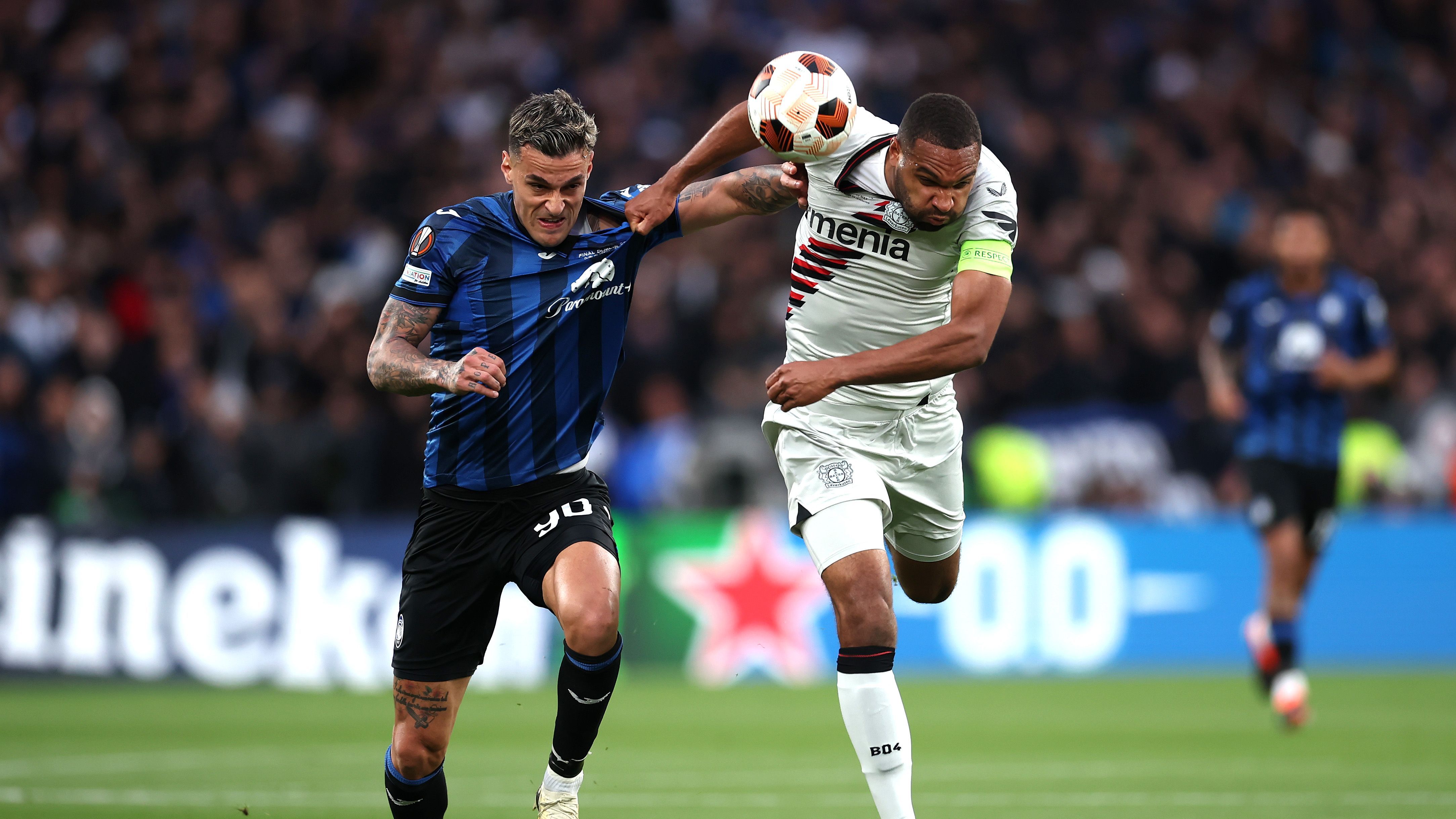 <strong>Jonathan Tah</strong><br>Der Kapitän macht in der wackeligen Dreierkette anfangs noch den stabilsten Eindruck. Beim 0:1 kann er nur zusehen – insgesamt ein solider Auftritt. In der Spieleröffnung bleibt der Nationalspieler allerdings blass. <strong><em>ran</em>-Note: 3</strong>