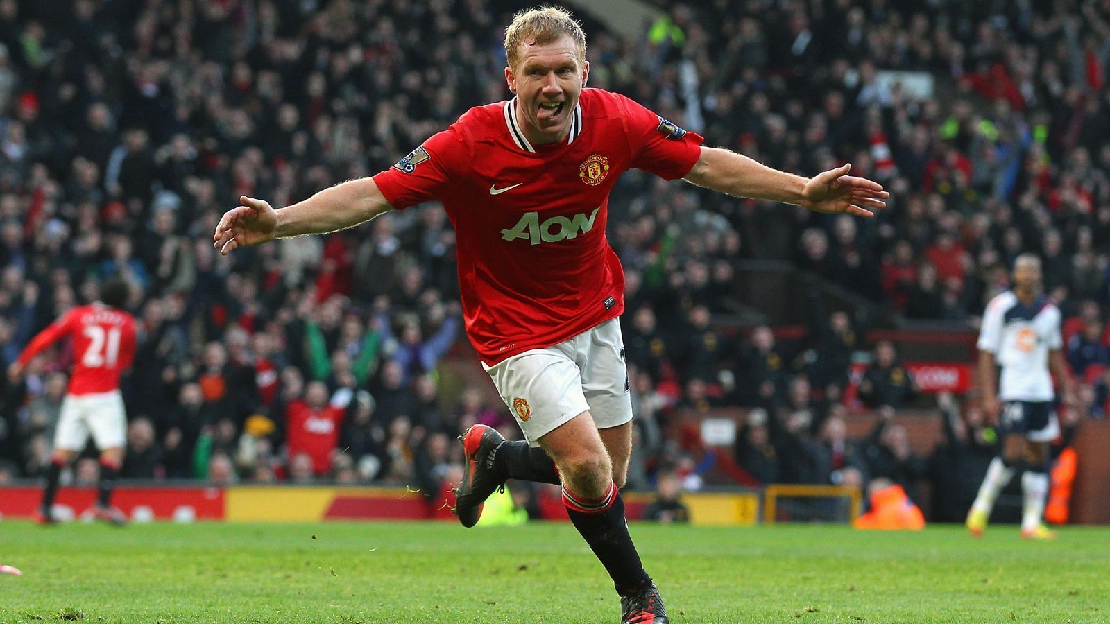 
                <strong>Mittelfeld: Paul Scholes</strong><br>
                Ein Mann, eine Karriere, ein Klub. Diese Treue hat bei Manchester United einen Namen: Paul Scholes. Auch er war ein erfolgreicher Absolvent der "Class of 92" und schaffte es an der Seite von Neville oder Beckham über Jahre in die Startelf des Profi-Teams. Alleine elf Mal durfte sich Scholes über einen Meistertitel mit ManUtd freuen, gewann zudem zwei Mal mit den "Red Devils" den Henkelpott. Auch heute ist der 45-Jährige nach 709 Pflichtspielen für "sein" United noch im Fußball-Geschäft. 2014 stieg Scholes als Mitbesitzer beim damals unterklassigen Klub Salford ein. Mittlerweile spielt das Team in der vierthöchsten Liga Englands. Und Scholes ist nicht die einzige United-Ikone, die in Salford investiert hat, auch ...
              