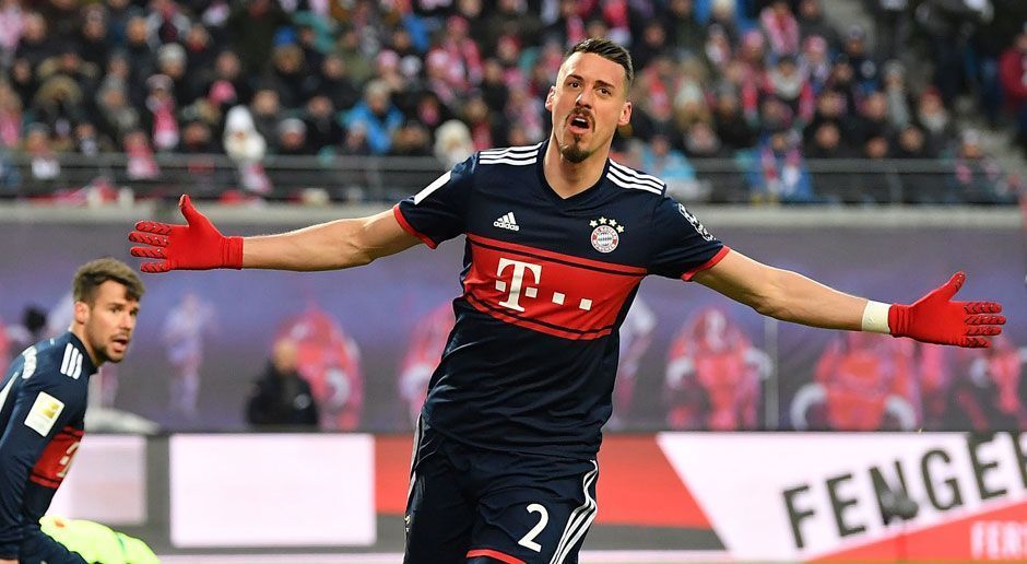 
                <strong>Leistungsdaten in der Bundesliga</strong><br>
                Im direkten Vergleich liegt Sandro Wagner (Bild) in der aktuellen Saison bei den meisten Daten vorne: Bei Toren führt er mit 8:7. Wagner trifft alle 155 Minuten, Gomez nur alle 257. Wagner gelang ein Jokertor, Gomez keins. 72 Prozent von Wagner Pässen landen beim Mitspieler, bei Gomez sind es 65 Prozent. Dagegen hat Gomez ein leichtes Plus bei den gewonnenen Zweikämpfen (46,8 Prozent gegenüber den 45,7 Prozent von Wagner). Und Gomez hat seine sechs Tore für den VfB alle auswärts erzielt.
              