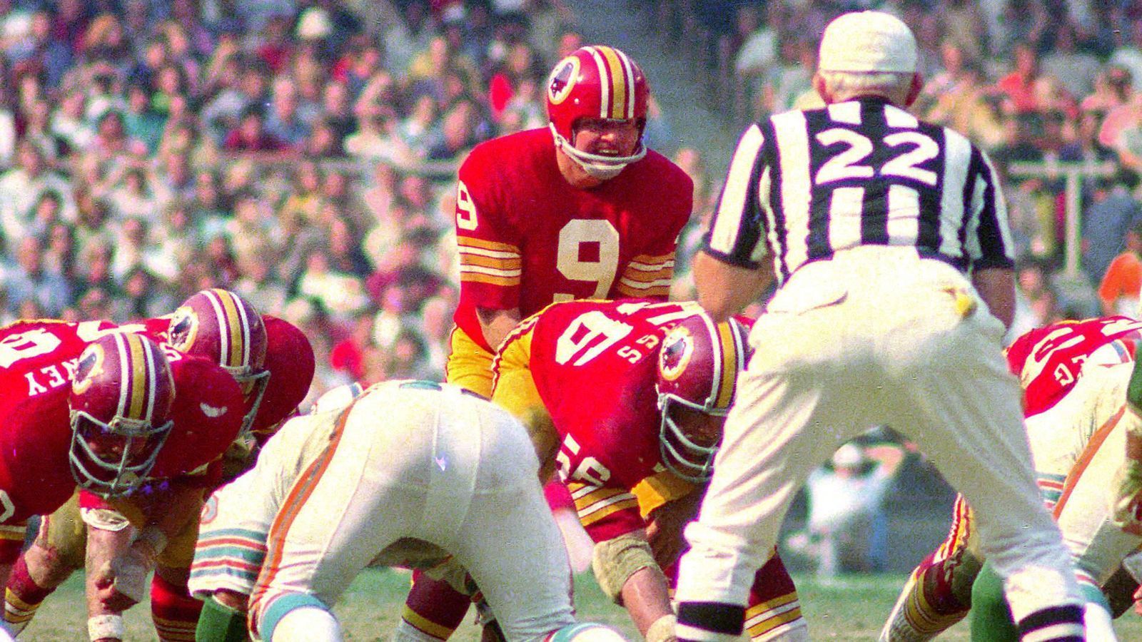 
                <strong>Platz 1: Washington Redskins vs New York Giants 72:41</strong><br>
                113 Punkte - das ist das Maß der Dinge in der NFL. Am 27. November 1966 - also ziemlich genau 52 Jahre vor dem historischen Rams-Chiefs-Spiel findet diese Rekord-Partie in Washington statt. Die Redskins um Quarterback Sonny Jurgensen deklassieren die Giants mit 72:41. Insgesamt bekommen die Zuschauer 16 Touchdowns zu sehen.
              