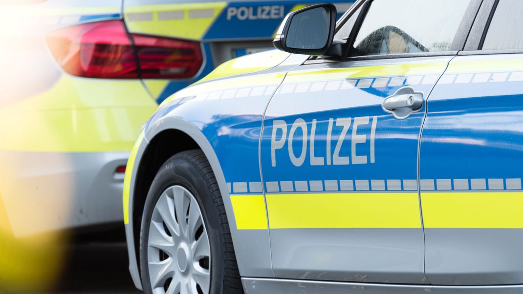 Ein 20-jähriger Autofahrer erfasste mit seinem Pkw einen Baustellenmitarbeiter und verletzte diesen so schwer, dass er noch am Unfallort starb. (Symbolbild)