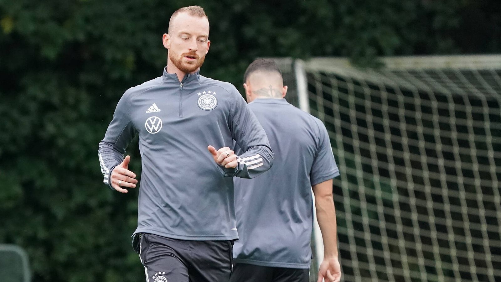 
                <strong>Defensives Mittelfeld</strong><br>
                Im defensiven Mittelfeld wiegt die Absage von EM-Leistungsträger Dorsch schwer, zumindest steht mit Arnold aber hochwertiger Ersatz bereit. Der 27-Jährige dürfte in der Kreativzentrale neben Maier gesetzt sein, während sich Stach und Eduard Löwen vom VfL Bochum wohl erst einmal hinten anstellen müssen.
              