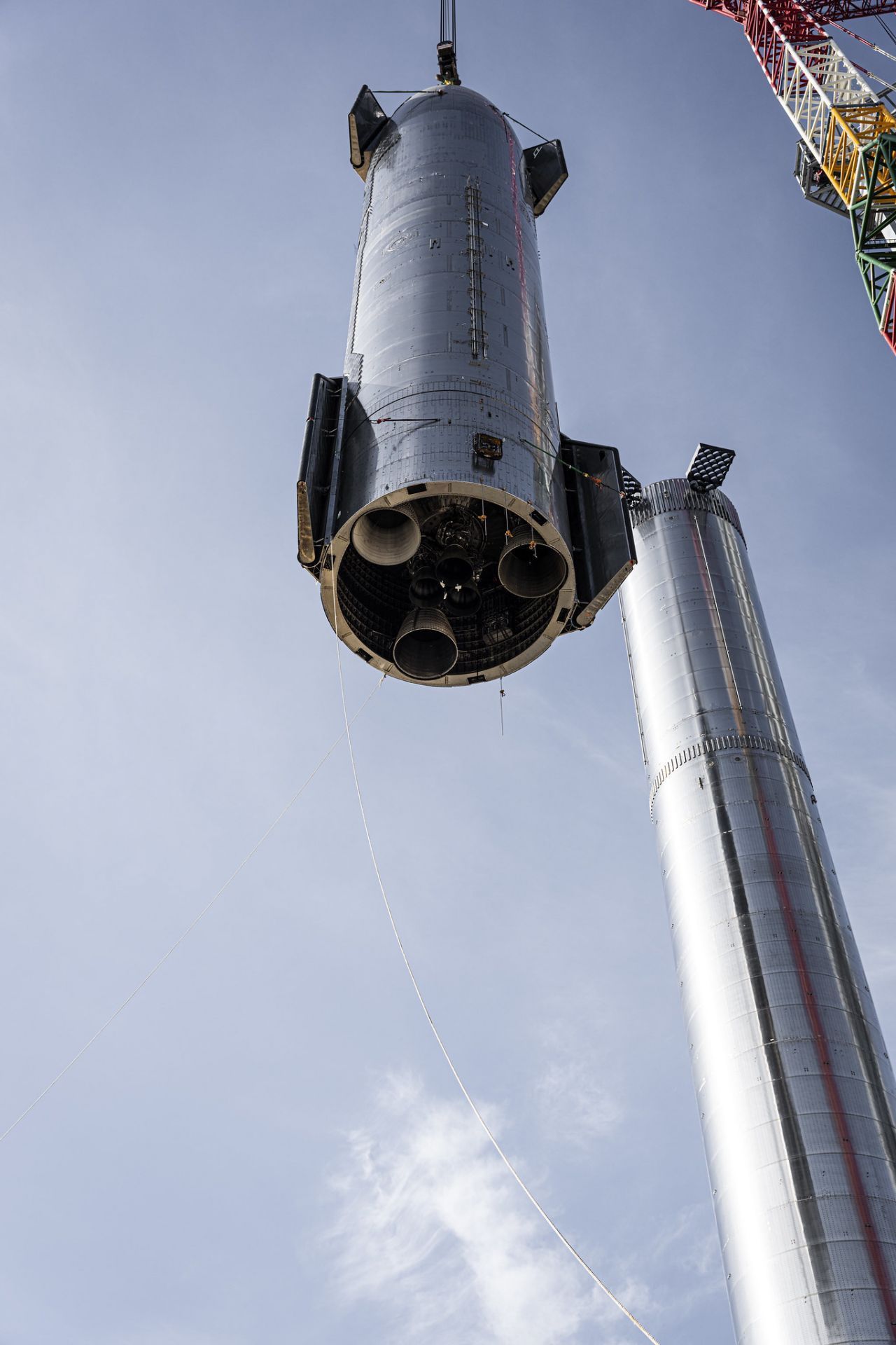 SpaceX baut das Starship aus Stahl. Das lässt sich gut schweißen und ist stabiler sowie günstiger als Aluminium.