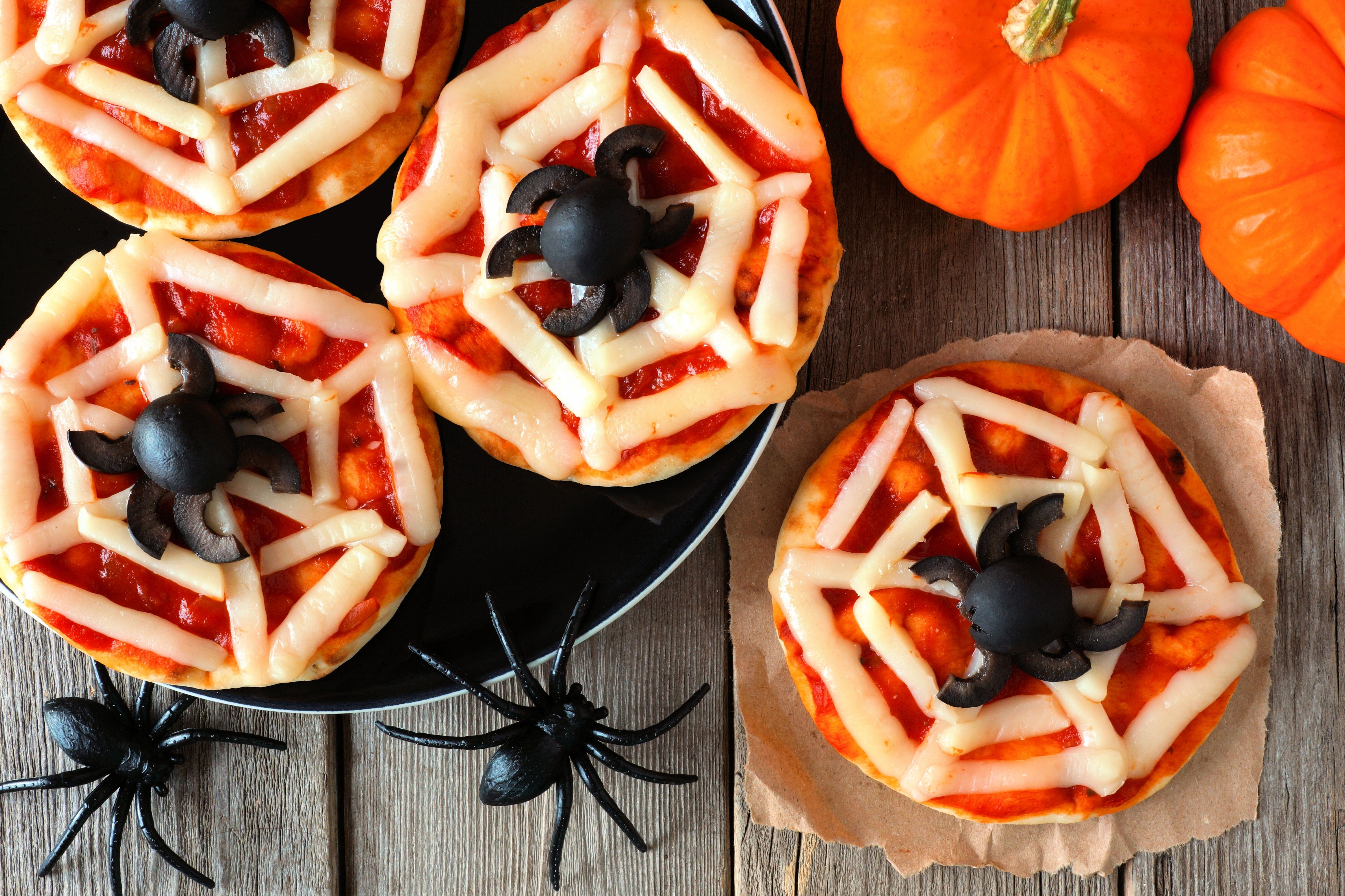 Diese Mini-Pizzen auf dem Halloweenbuffet können einen kleinen Schreianfall auslösen.