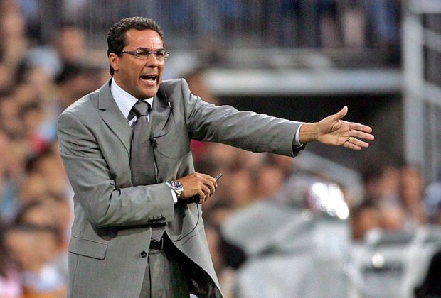 
                <strong>Vanderlei Luxemburgo</strong><br>
                Trainer Nummer fünf: Vanderlei Luxemburgo. Der Brasilianer übernahm Reals Team zur Rückrunde der Saison 2004/2005. Seine Spielerwünsche wurden ihm für 90,5 Millionen Euro erfüllt. Top-Transfers: Sergio Ramos (27 Millionen Euro) und Robinho (25 Millionen Euro).
              