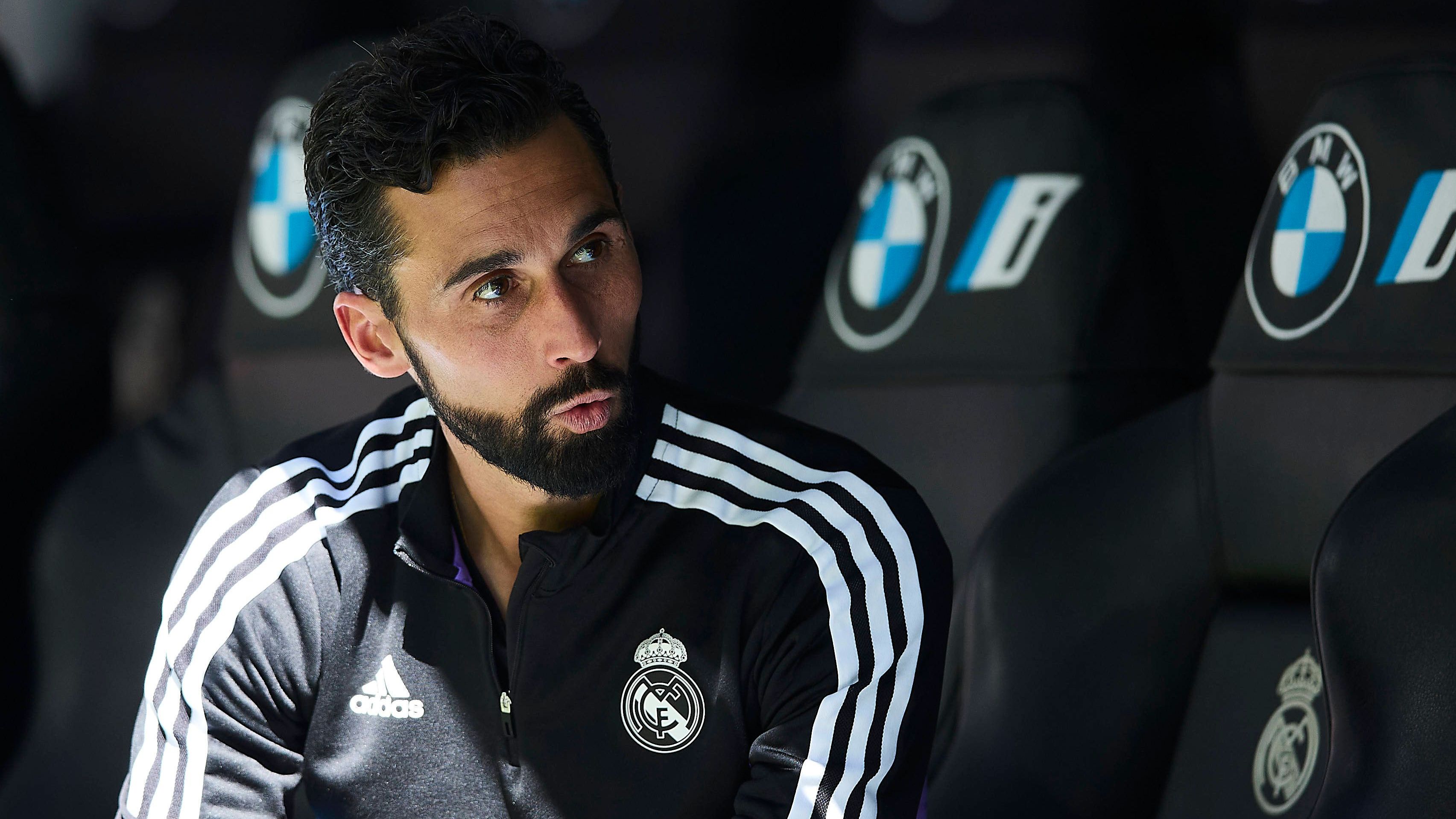 <strong>Alvaro Arbeola (Real Madrid U19)<br></strong>Laut spanischen Medienberichten sehen die Real-Funktionäre für Arbeloa eher eine Zukunft als Trainer der ersten Mannschaft als für Raul. Arbeloa trainiert erst seit vergangenem Jahr die U19 der "Blancos", konnte aber offenbar Florentino Perez bereits von seiner Arbeit überzeugen. Der ehemalige Außenverteidiger könnte im Falle einer Verpflichtung von Xabi Alonso auch als Co-Trainer agieren.