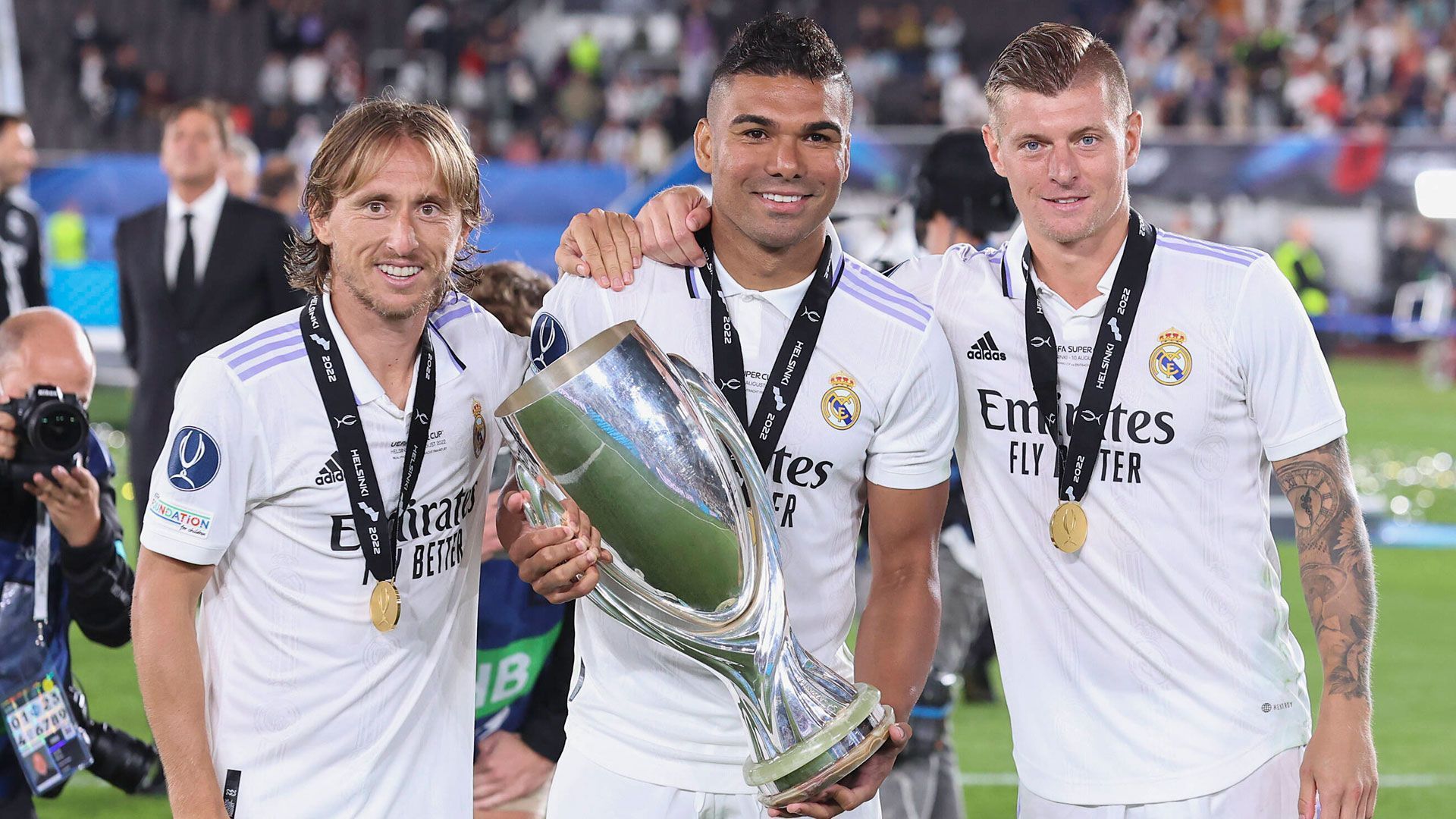 <strong>Fünf UEFA-Supercup-Siege</strong><br>
                Gegen Eintracht Frankfurt feierte Toni Kroos im Jahr 2022 bereits zum fünften Mal einen Sieg im UEFA Supercup. Damit sammelte er ebenso viele Titel wie etwa Real Madrid. Vor der Saison 2013/14 gewann er den Titel mit dem FC Bayern. Nach seinem Wechsel auf die iberische Halbinsel holte er die Trophäe vier weitere Male - 2014, 2017, 2018 und 2022.