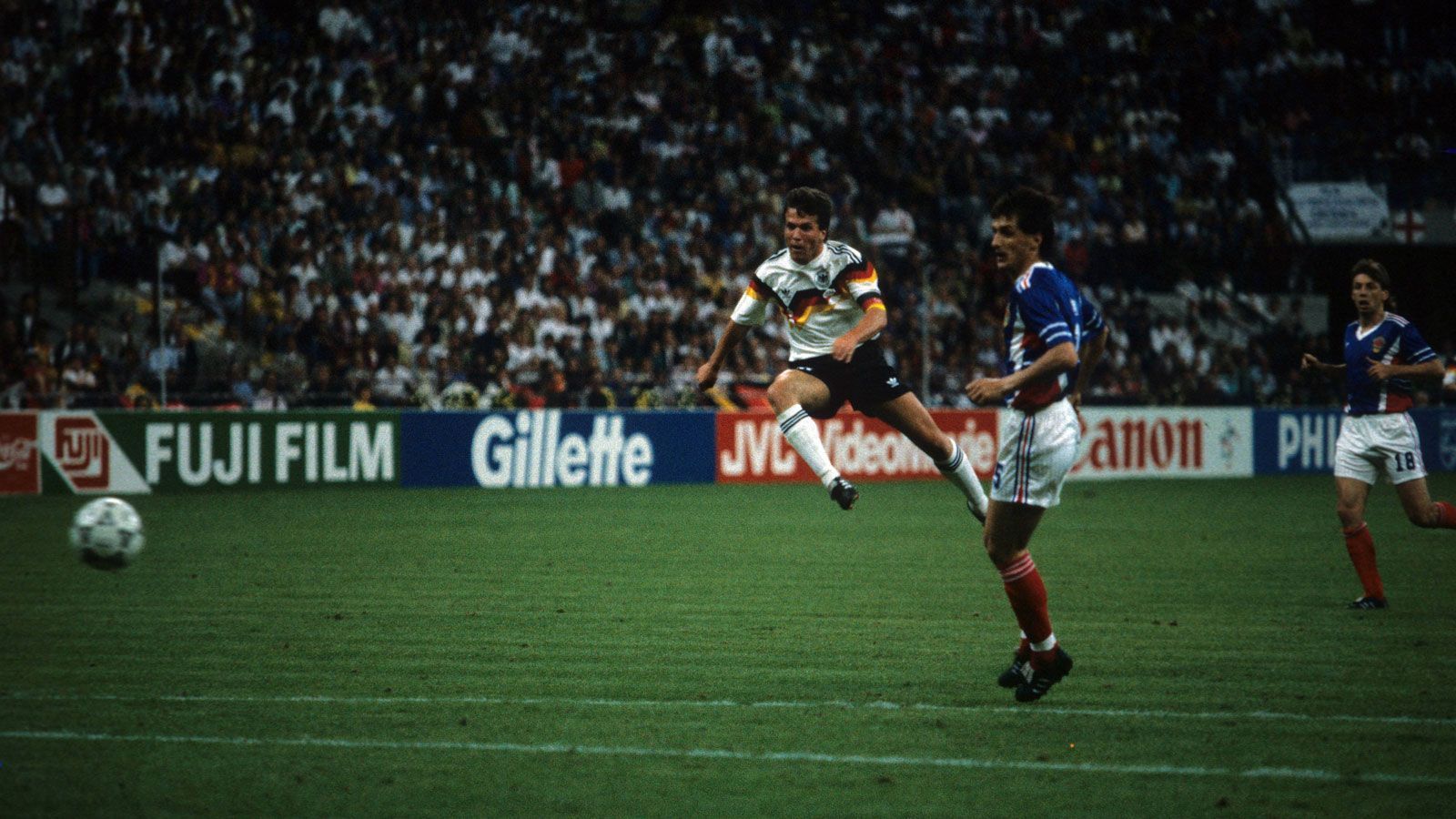 
                <strong>WM 1990: Deutschland - Jugoslawien</strong><br>
                Das zwischenzeitlich 3:1 war sicherlich eines der schönsten und vor allem wichtigsten Tore in der langen Karriere von Lothar Matthäus.
              