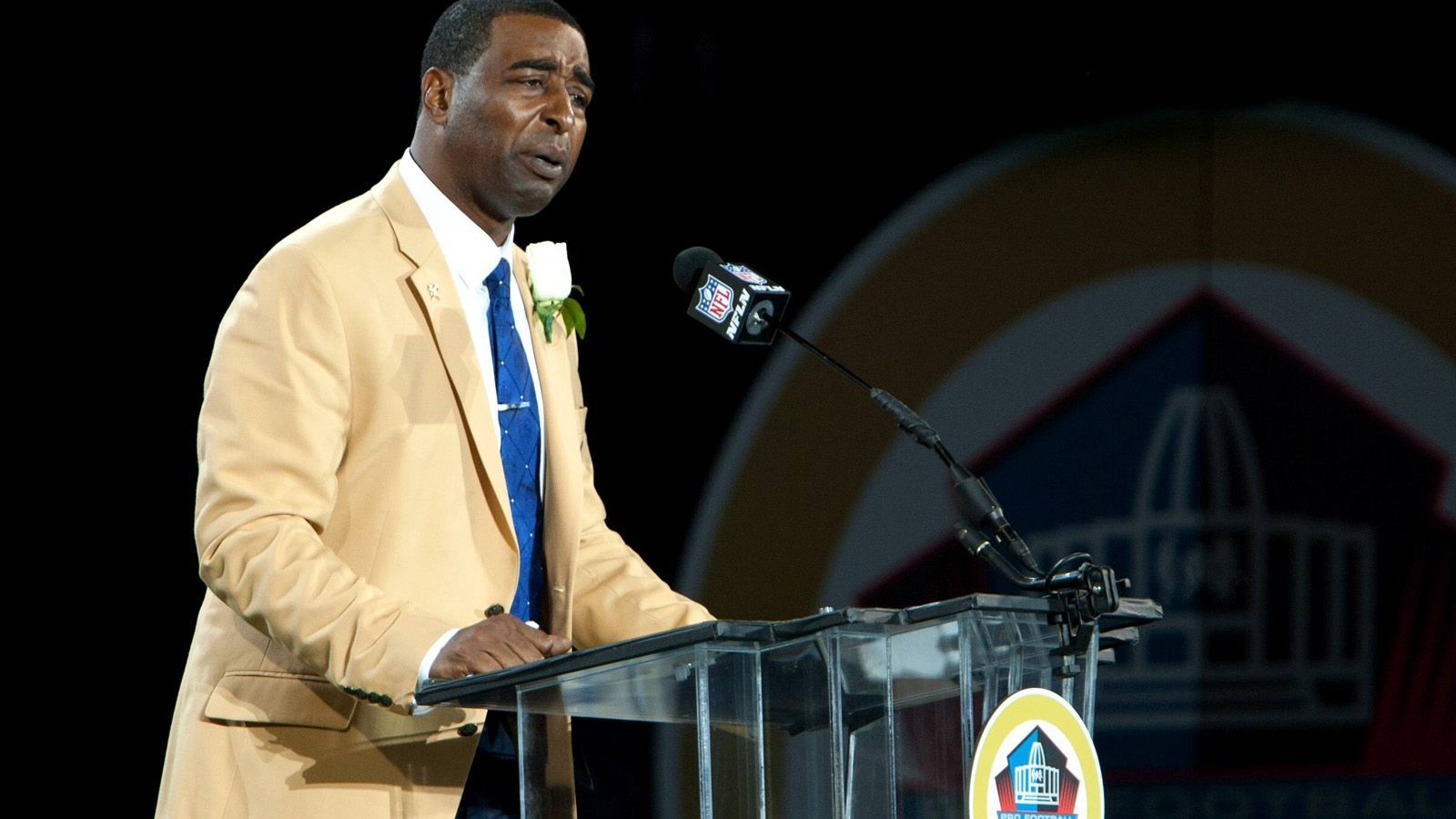 
                <strong>Cris Carter (Hall of Fame)</strong><br>
                Über den Supplemental Draft sich in der Liga zu etablieren, ist alles andere als leicht. Es gibt dennoch natürlich auch Beispiele, denen diese Aufgabe mit Bravour gelang. Cris Carter legte trotz dem ungewöhnlichen Weg in die NFL eine Hall of Fame Karriere hin. Carter heuerte vor seinem vierten College-Jahr verbotenerweise einen Agenten an. Als dies herauskam, war er für die Ohio State nicht mehr spielberechtigt. Im damaligen Supplemental Draft sicherten sich die Philadelphia Eagles mit einem Viertrunden-Pick die Dienste des Receivers. Der Wide Receiver kam in seiner Karriere auf acht Pro Bowl Teilnahmen, 13.899 Yards, und 130 Touchdowns.
              