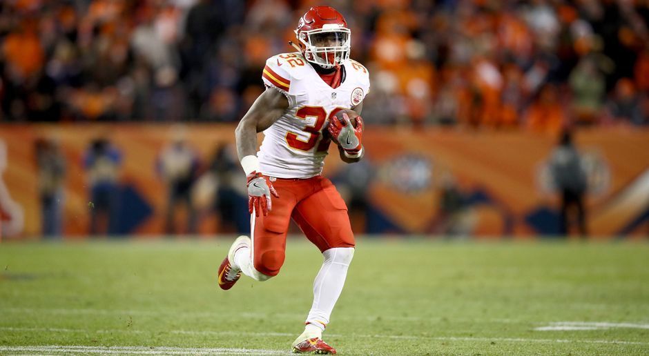 
                <strong>Spencer Ware (Kansas City Chiefs)</strong><br>
                Spencer Ware könnte sich zusätzliche zwei Millionen Dollar verdienen. 734 Rushing-Yards sind bislang seine Karriere-Bestmarke. 850 Rushing-Yards brächten ihm diese Saison einen Bonus von 300.000 Dollar ein. Stehen am Ende gar 1000 Rushing-Yards auf seinem Konto, sackt er zusätzlich zu seinem Gehalt 600.000 Dollar ein. Bei weiteren 200 Rushing-Yards kann er sich insgesamt über eine 900.000-Dollar-Prämie freuen. Eine mögliche Playoff-Teilnahme wirkt sich ebenfalls auf einen Bonus für Ware aus: Die 900.000-Rushing-Yards-Prämie würde sich auf 1,8 Millionen Dollar verdoppeln. Zusätzliche 200.000 Dollar winken bei zehn Rushing-Touchdowns.
              