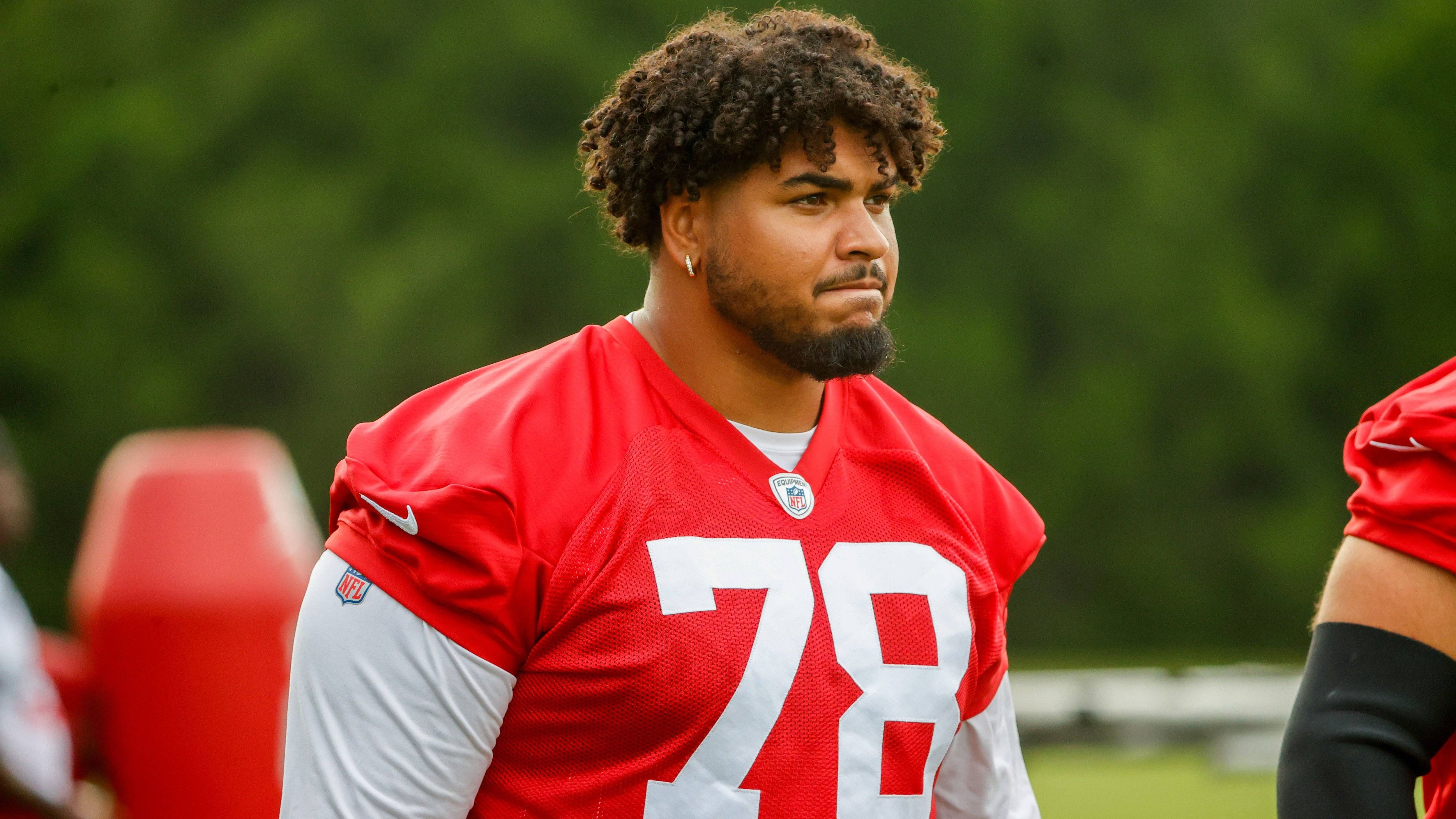<strong>Tristan Wirfs (Tampa Bay Buccaneers)</strong><br>Die Verhandlungen laufen und laut Medienberichten stand eine Einigung kurz bevor - jetzt berichtet der "Bleacher Report" jedoch, dass beide Seiten noch "meilenweit voneinander entfernt" seien. In der Offseason hatte es erstmal Priorität, Baker Mayfield, Antoine Winfield und Mike Evans zu halten. Aber die Bucs sind sich der Wichtigkeit von Wirfs bewusst, die Verlängerung ist wohl nur eine Frage der Zeit.