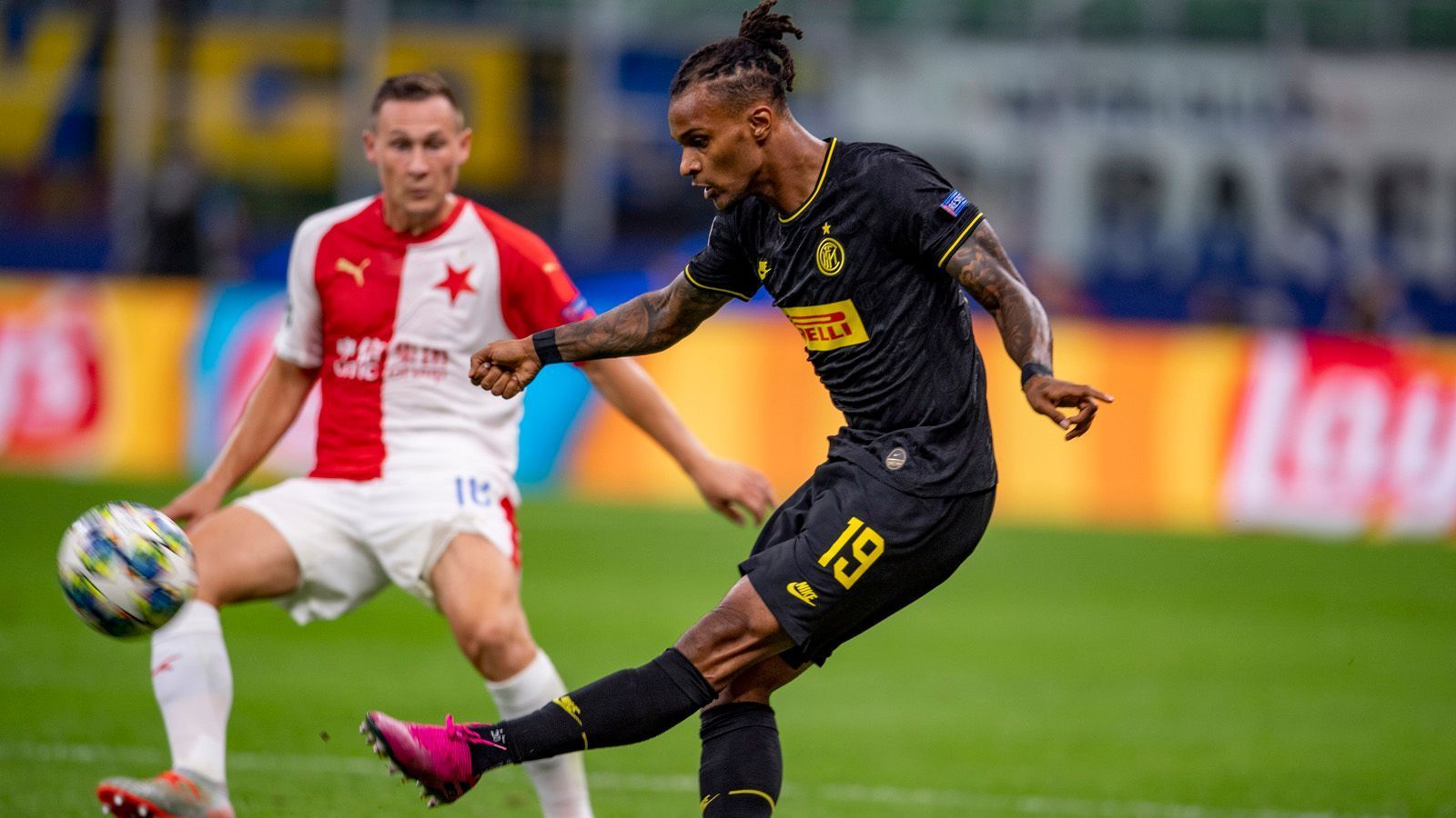 
                <strong>Valentino Lazaro (Inter Mailand, Serie A) </strong><br>
                Valentino Lazaro zog es in diesem Sommer zum Stadtrivalen Inter Mailand, die den österreichischen Nationalspieler zum Rekordabgang der Hertha machten. 22 Millionen Euro überwies die Nerazzurri für den 23-Jährigen nach Berlin. "Die Trainer haben mir das Gefühl gegeben, die Nummer eins auf der Position zu sein. Das ist klar kommuniziert", sagte Lazaro vor Saisonbeginn. Doch die Realität sieht für den Grazer anders aus: In der Serie A kam der rechte Außenbahnspieler noch keine Minute zum Einsatz, lediglich in der Champions League (1:1) gegen Slavia Prag wurde Lazaro für 41 Minuten eingewechselt. Einziger Gewinner des Transfers sind bislang die Berliner.
              