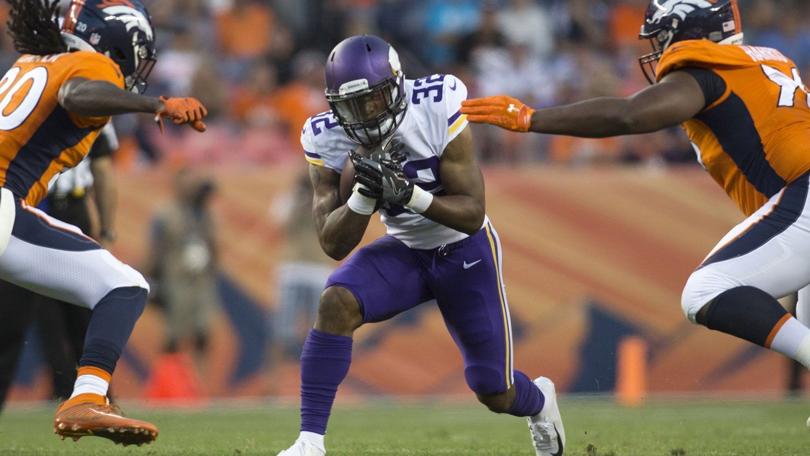 
                <strong>Roc Thomas (Minnesota Vikings)</strong><br>
                Der andere wichtige Faktor der Offense gegen die Broncos war der Rookie, der als Running Back gleich zwei Touchdown-Pässe fing. Insgesamt sammelte er drei Receptions für 102 Yards sowie acht Läufe für 29 Yards Raumgewinn. So ging der dritte Drive über drei Spielzüge komplett auf sein Konto, Mitte des zweiten Viertels brachte er das Ei über sagenhafte 78 Yards in die Endzone. Keine Frage: Die erste Hälfte der Partie war seine.
              