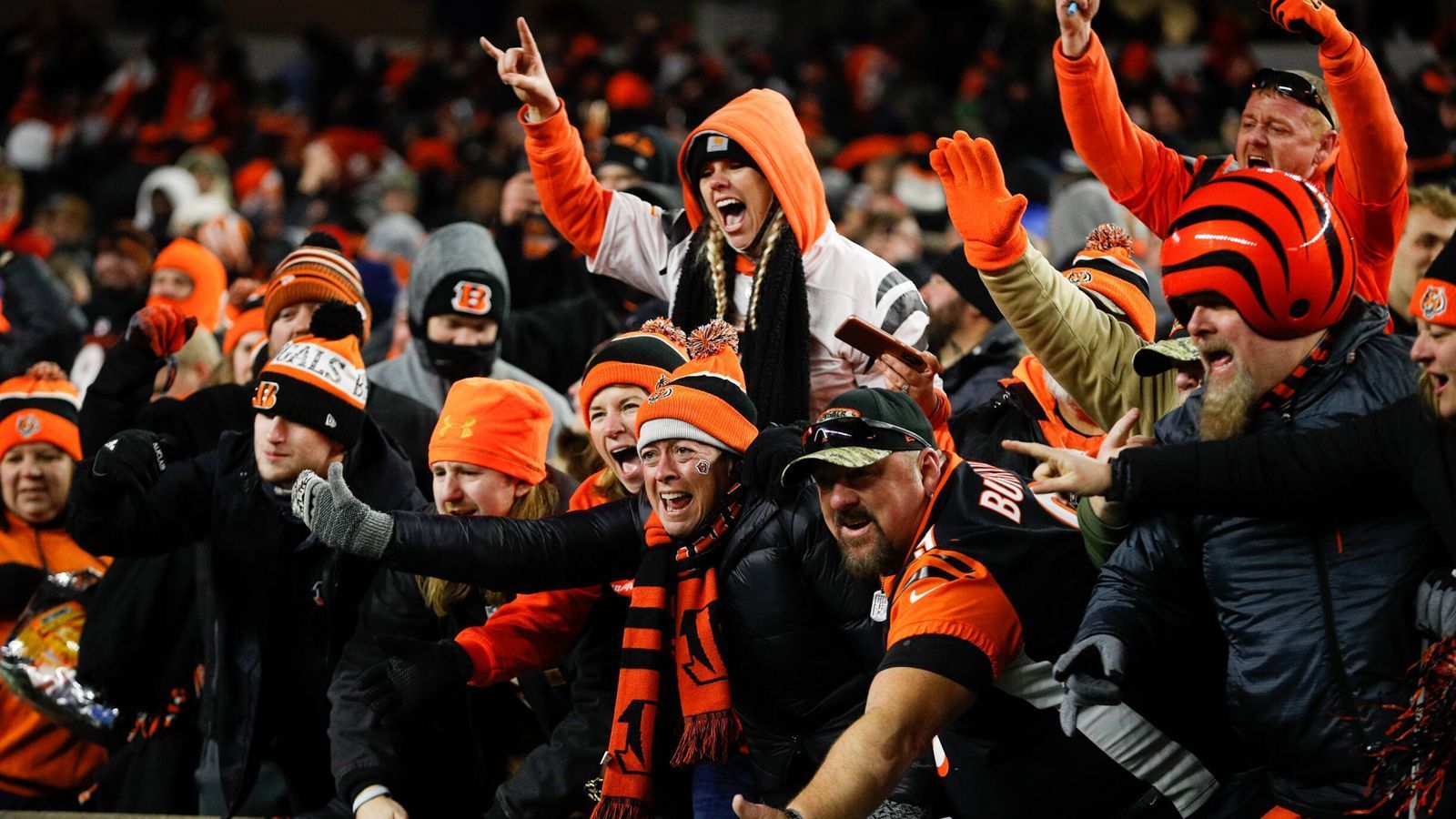 
                <strong>Der Glaube der Fans</strong><br>
                Als Fan der Cincinnati Bengals hatte man in den letzten Jahren oftmals einen schweren Stand. So verloren die Bengals vor dieser Saison 53 von 78 Partien. Wahrhaft keine einfache Situation für die Fans, die trotz schwierigen Bedingungen weiter an ihrem Team festhielten und nun erstmals seit 31 Jahren wieder mit Playoff-Siegen belohnt wurden. Ein Sieg im Super Bowl würde definitiv für all die Niederlagen der letzten Jahre entschädigen. 
              