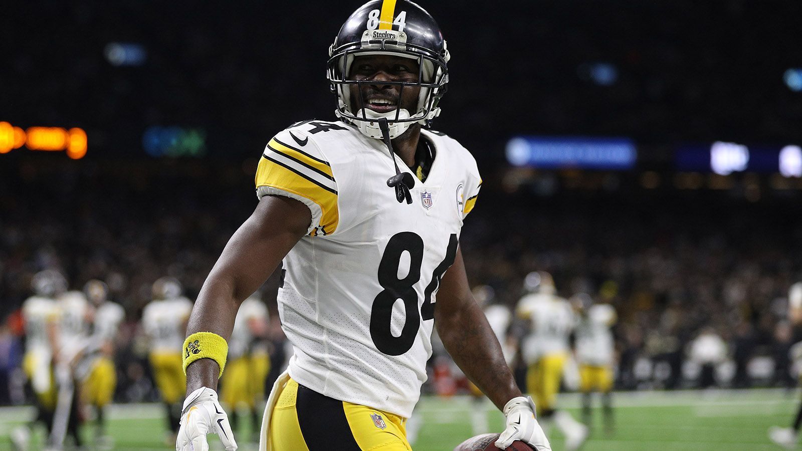 
                <strong>Antonio Brown</strong><br>
                Das zweite Sorgenkind der Steelers heißt Antonio Brown. Dem Wide Receiver wird unprofessionelles Verhalten rund um den letzten NFL-Spieltag vorgeworfen. Er hat sich mit den Verantwortlichen wohl zerstritten und lehnt derzeit jeglichen Kontakt mit den Steelers ab. Noch hat Besitzer Art Rooney die Hoffnung auf Reue bei "AB" nicht aufgegeben. Sollte jedoch keine Einigung gelingen, werden die Steelers wohl beim Scouting Combine in Trade-Verhandlungen mit anderen Teams treten. Brown selbst zeigte sich bereits offensiv in den sozialen Netzwerken und wünschte sich einen Wechsel zu den San Francisco 49ers.
              