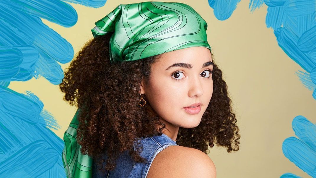 Bandanas und Seidentücher für die Haare sind vielseitig einzusetzen und kombinierbar – als Kopftuch im Milkmaid-Style kommen bunte Tücher in knalligen Farben besonders gut zur Geltung. 