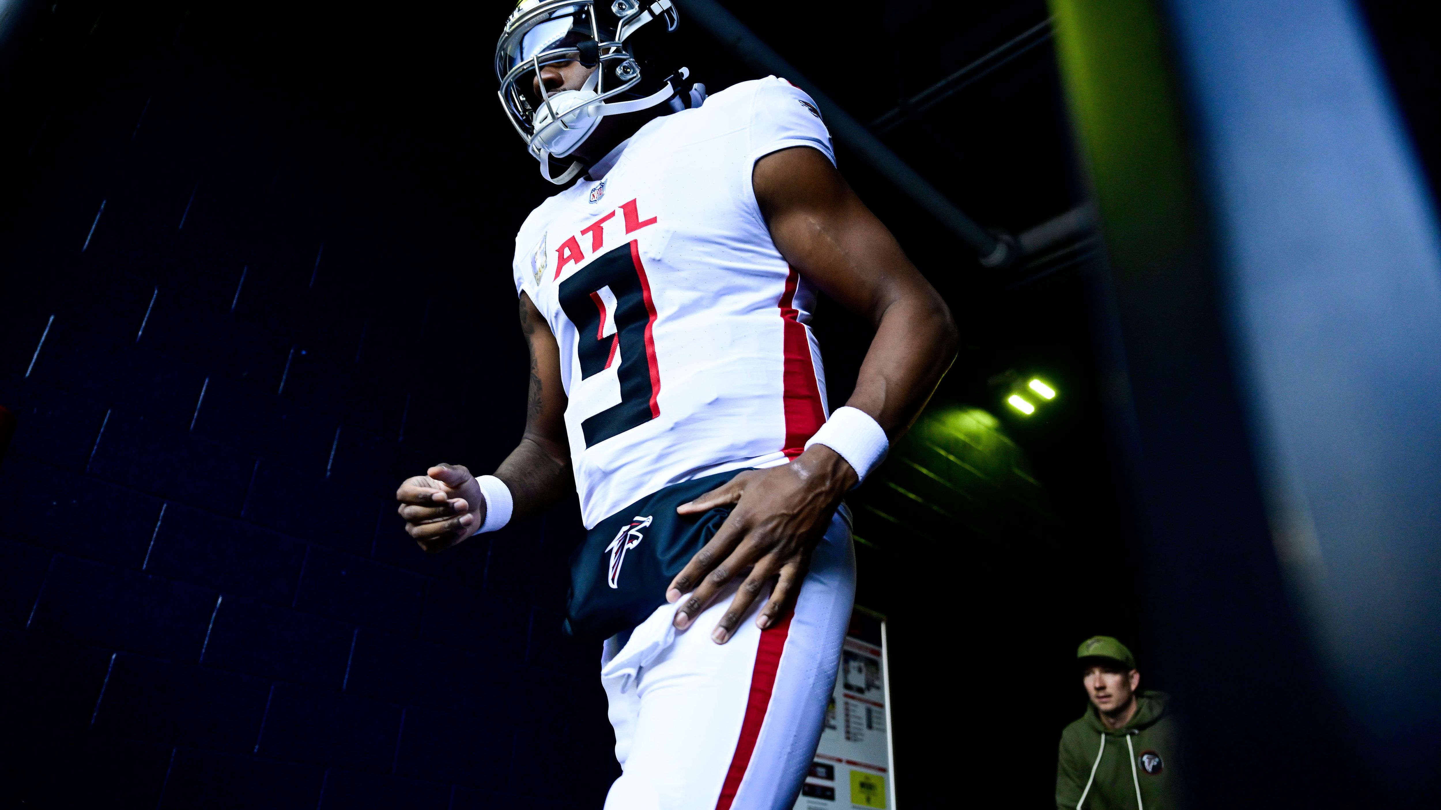 <strong>Atlanta Falcons</strong><br>• Starter: Michael Penix Jr. (im Bild)<br>• Backup: Kirk Cousins<br>• Practice Squad: Easton Stick<br>• Verletzt: Emory Jones