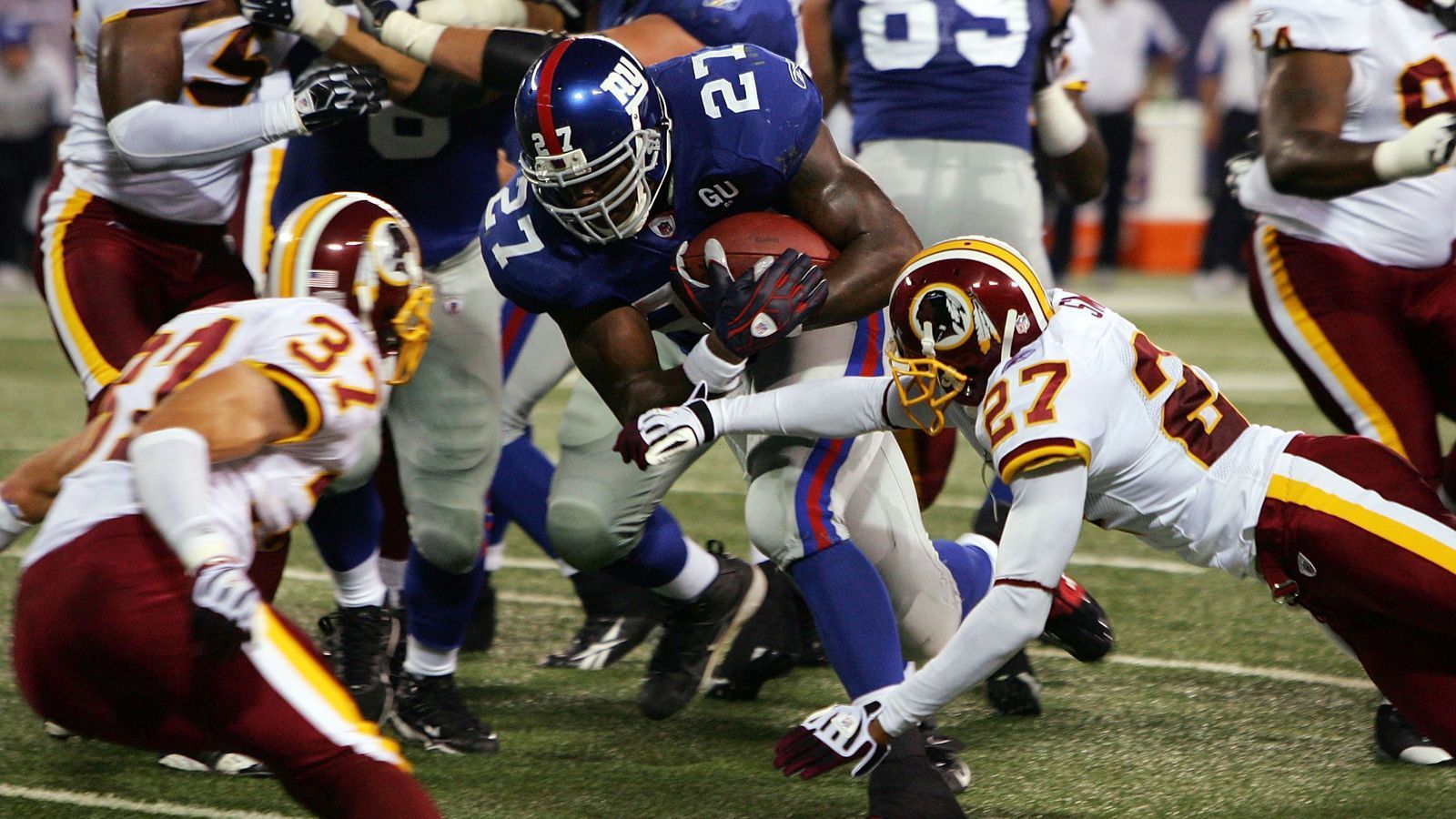
                <strong>2008 im Giants Stadium: Washington Redkins @ New York Giants 7:16</strong><br>
                Der Überraschungschampion aus dem Vorjahr, die New York Giants, die die 18-0 New England Patriots im Super Bowl bezwungen hatten, konnte zum Auftakt der Saison 2008 einen wichtigen Divisionssieg einfahren, beim 16:7 gegen die damals noch Washington Redskins war Eli Manning jedoch noch nicht in Form, er brachte nur 19 seiner 35 Pässe für 216 Yards und eine Interception an.
              