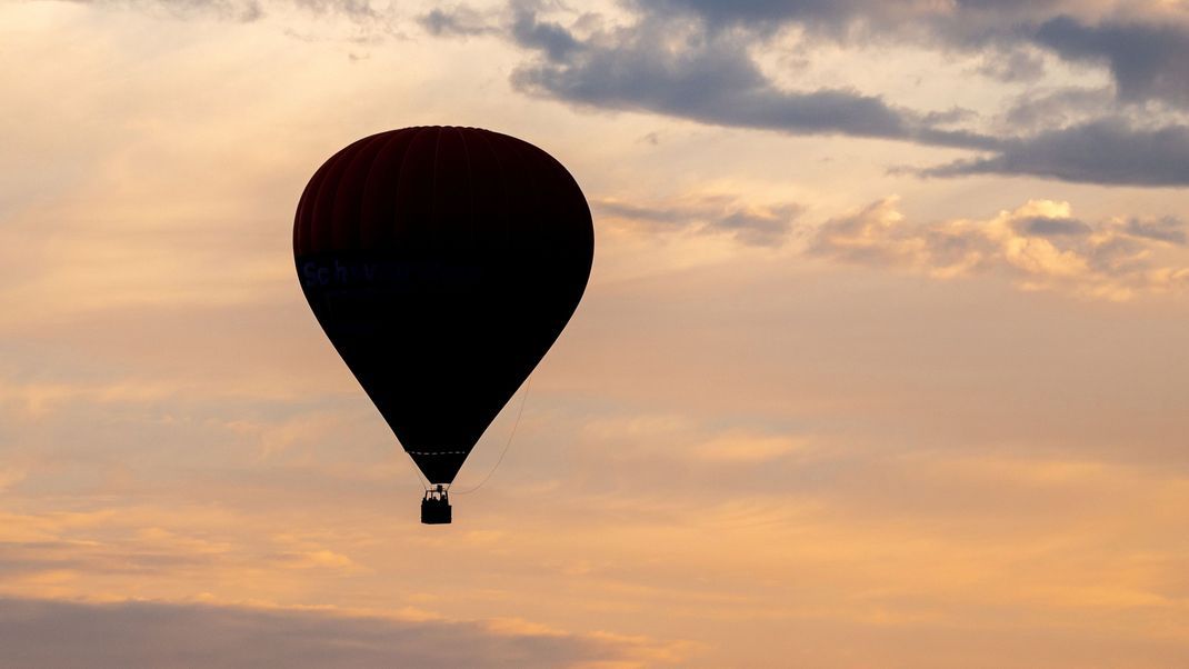 Ein Mann fiel kurz nach dem Start eines Heißluftballons am Montag (18. März) aus dem Korb und stürzte über Melbourne (Australien) in den Tod. (Symbolbild)