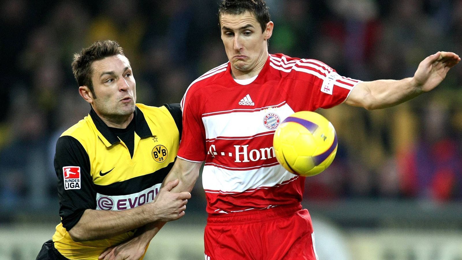 
                <strong>Robert Kovac, Deutscher Meister</strong><br>
                Bundesliga-Spiele/-Tore: 26/0 für Dortmund, 94/1 für die Bayern. Der jüngere Bruder des aktuellen Bayern-Cheftrainers (im Bild li.)  folgt 2001 den Ruf aus München und wechselt von Leverkusen in die bayrische Metropole. Er bleibt vier Jahre und gewinnt in dieser Zeit zwei Doubles. Nach zwei Jahren bei Juventus landet er 2007 für zwei Spielzeiten beim BVB, die titellos bleiben. 2018 kehrte er als Co-Trainer seines Bruders Niko zum FC Bayern zurück.
              