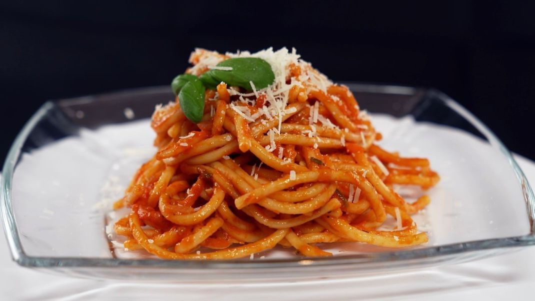 Leckere Pasta mit würziger Tomatensauce und das alles aus einem Topf. Heißt: Weniger Abwasch für dich und trotzdem 100 Prozent Geschmack. Was wünscht man sich mehr?
