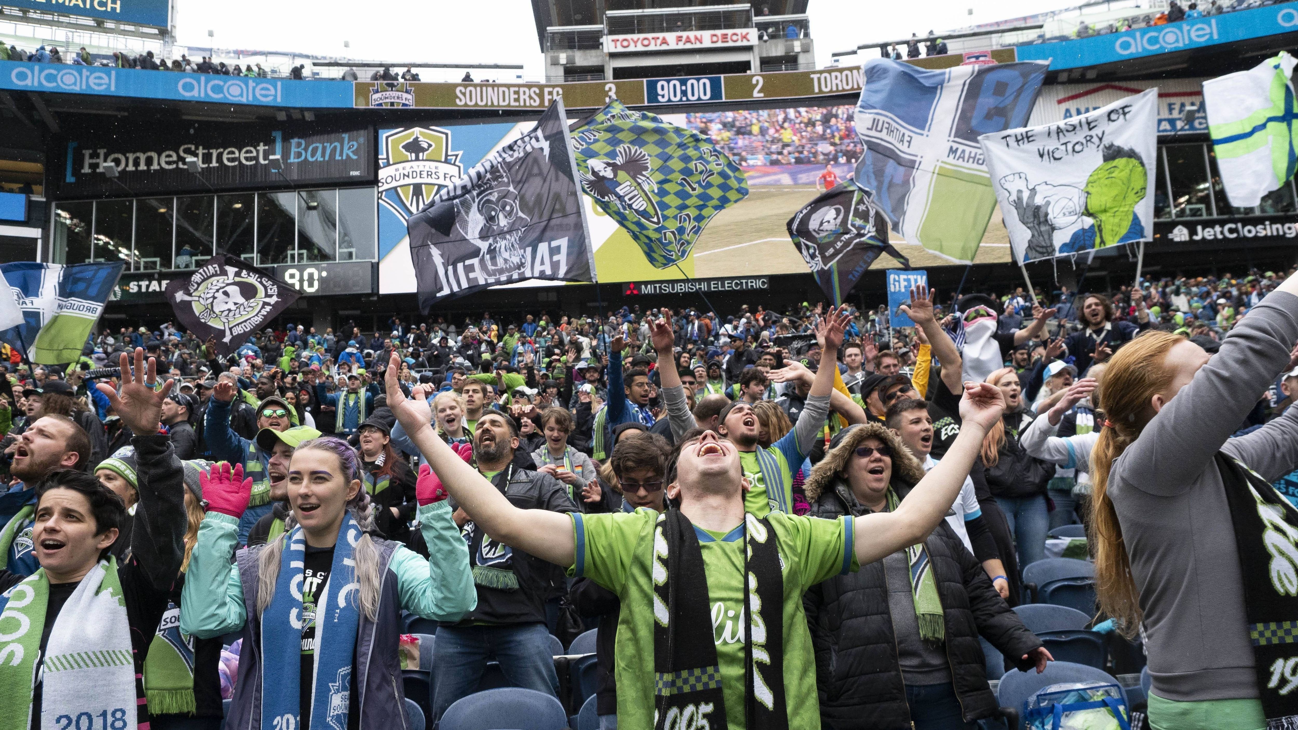 
                <strong>Austragungsort</strong><br>
                In diesem Jahr wird MLS-Cup zum zweiten Mal in Seattle ausgetragen. Gespielt wird im CenturyLink Field - in dem Stadion, in dem auch die Seattle Seahawks aus der NFL beheimatet sind. Im MLS-Cup 2009 gewann dort zuletzt Real Salt Lake gegen LA Galaxy. Damals fand die Meisterschafts-Entscheidung allerdings noch an einem neutralen Ort statt.
              