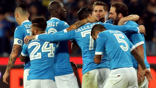 
                <strong>SSC Neapel</strong><br>
                SSC Neapel: Beim Serie-A-Klub ist zuhause vor allem die Defensive der große Trumpf. Bei drei der fünf Heimsiege kassierte Neapel keinen einzigen Gegentreffer, insgesamt bislang nur vier. 16 der 25 Punkte holte das Team vor den ihren Tifosi im San Paolo (14:4 Tore).
              