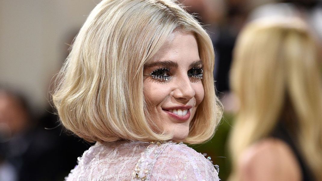 Elegante Extravaganz: Schauspielerin Lucy Boynton setzt auf Glamour pur mit Juwelen besetzten Wimpern.