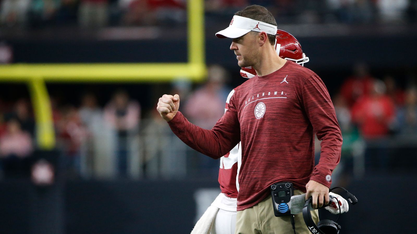 
                <strong>Lincoln Riley liefert ab</strong><br>
                Fakt ist: Gerade offensiv spricht das, was Head Coach und Offensive Coordinator Lincoln Riley leistet, für sich. Seit 2017 gewann er 43 Spiele bei nur acht Niederlagen und erreichte drei Mal die College-Football-Playoffs. Noch erstaunlicher: Mit Kyler Murray und Baker Mayfield gewannen zwei Quarterbacks desselben Programms in aufeinanderfolgenden Saisons die Heisman-Trophy. So ist es kein Wunder, dass Riley auch in diesem Jahr wieder als Kandidat für die NFL gehandelt wird.
              