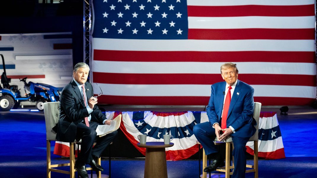 Donald Trump (rechts) mit Moderator Sean Hannity während der Fox News Town Hall in Pennsylvania.