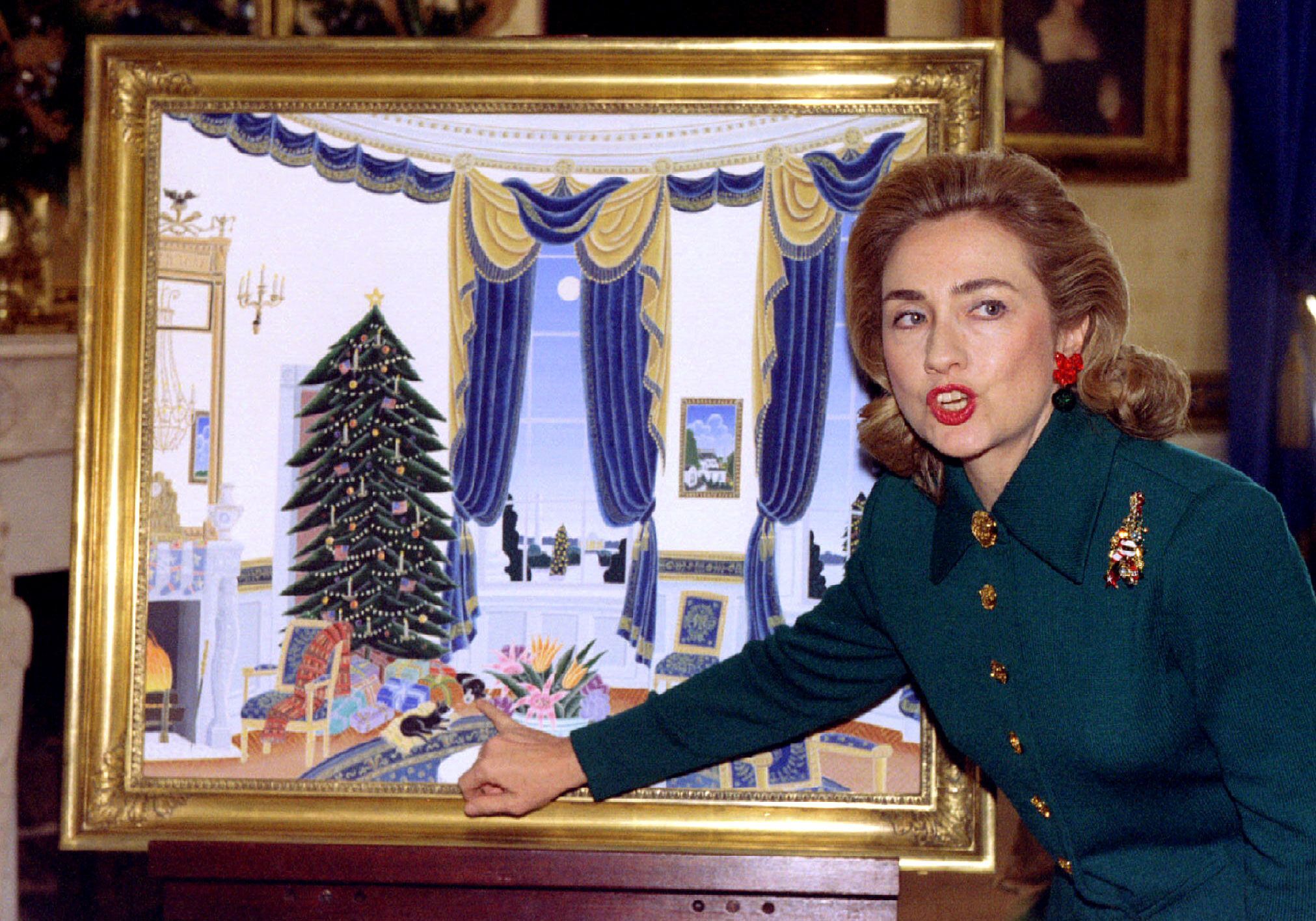 1995 präsentierte First Lady Hillary Clinton die Weihnachtsdekoration im Weißen Haus. Das Bild, das sie hier stolz zeigt, war die Basis für die damalige Weihnachtskarte des Präsidenten Bill Clinton und seiner Frau.
