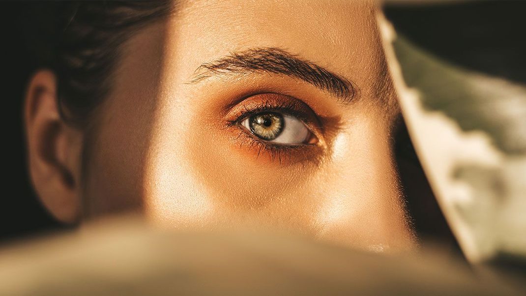 Hebe das Grün deiner Augenfarbe mit unseren Make-Up Hacks hervor und schminke dich mit dem passendem Lidschatten für deine grünen Augen.