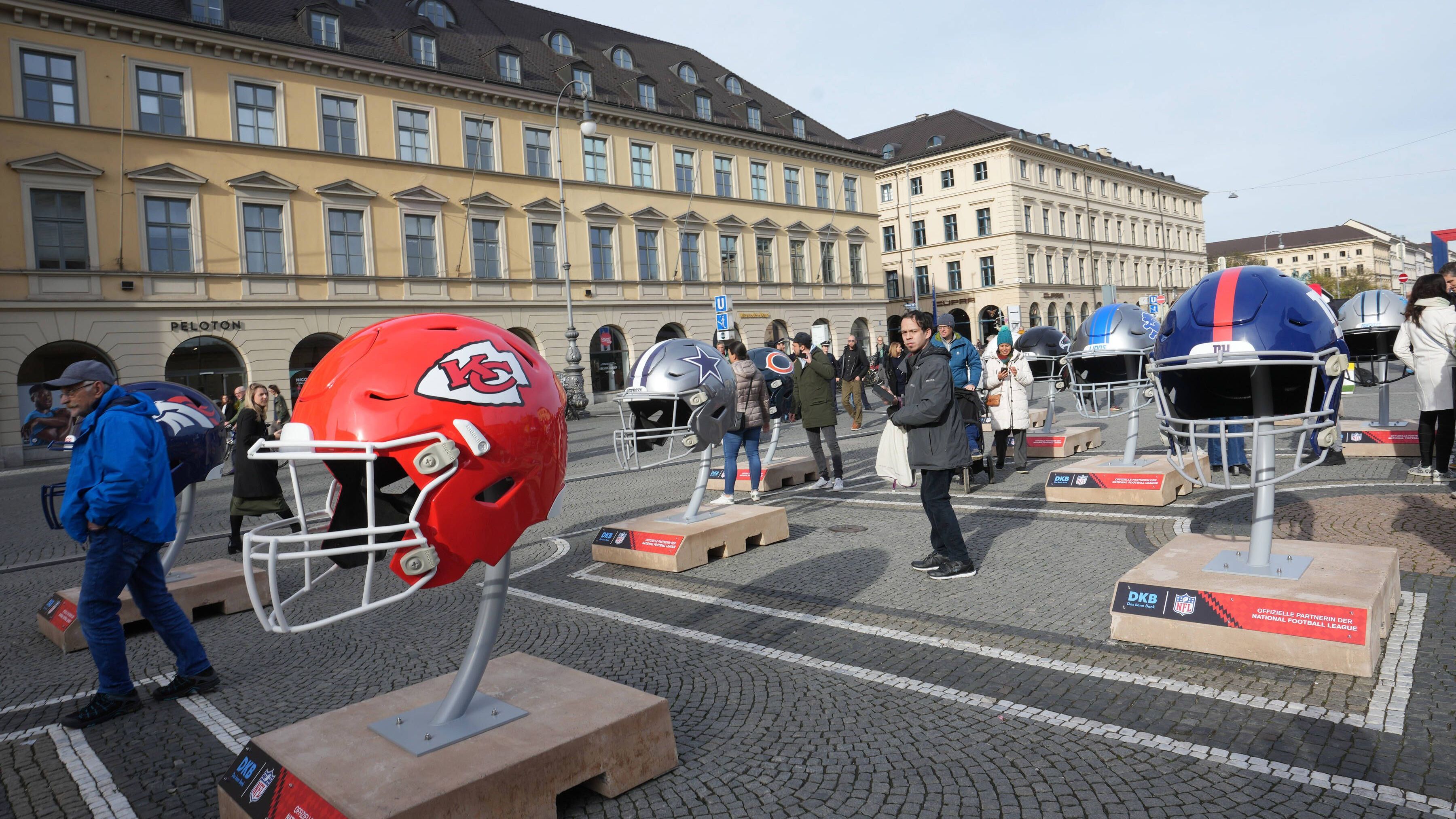 <strong>Fan-Events in München</strong><br>Dass die NFL zu Gast ist, bekam man in München vor allem an zwei Orten mit. Am Marienplatz schlug die Crew von "Good Morning Football" ihre Zelte auf, sendete in der "Hot Week" jeden Tag live, oft auch mitten im Publikum. Am Odeonsplatz konnten Fans Fotos mit überdimensionalen Helmen aller Teams machen und Merchandise erwerben. Abgesehen von den beiden Fan-Lokalen der Seahawks und Buccaneers hielt sich das Angebot darüber hinaus aber in Grenzen.