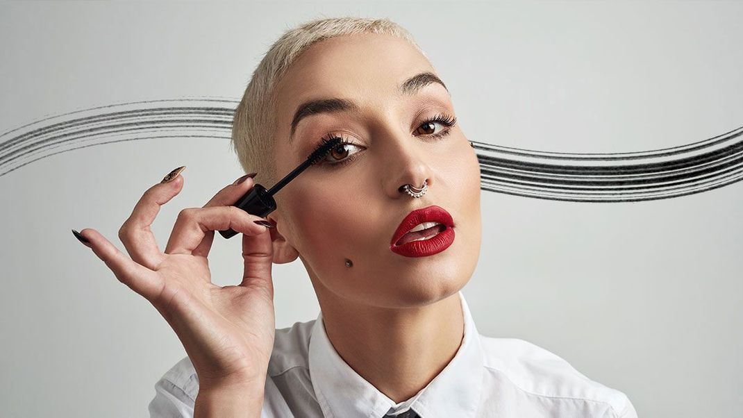 Ob casual chic oder glamorous elegant – wir haben 12 Beauty-Tipps für die perfekte Mascara für dich. Mit diesen Hacks wirst du in jedem Look zum Hingucker! 