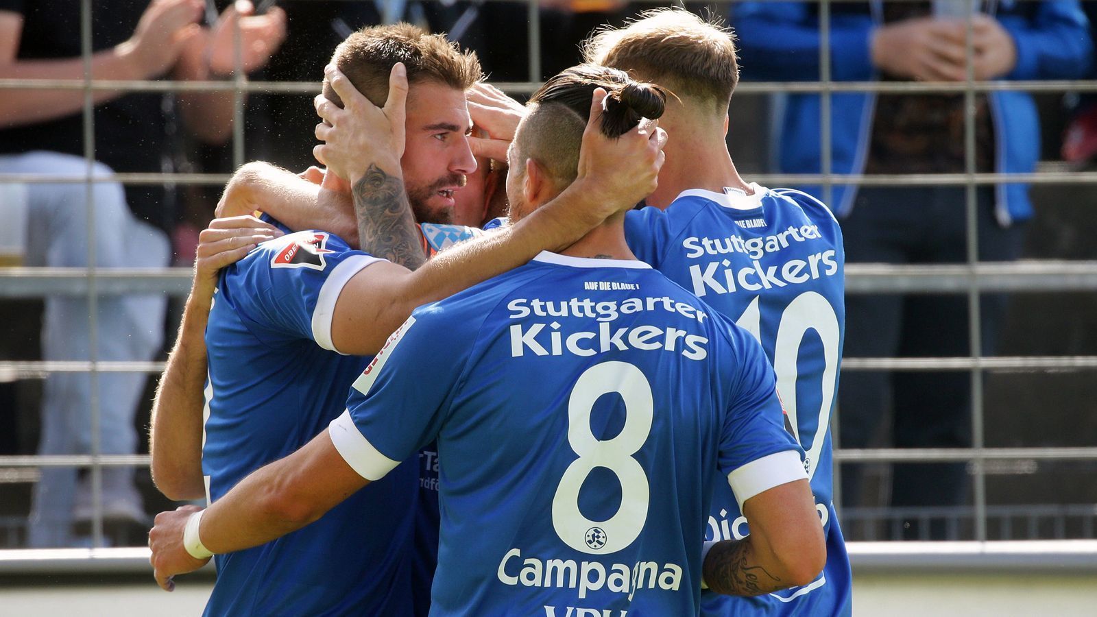 
                <strong>Stuttgarter Kickers</strong><br>
                Der frühere Zweitligist Stuttgarter Kickers ist mittlerweile nur noch in der Oberliga aktiv. Dort verpassten die Schwaben in der Vorsaison den Aufstieg in die Regionalliga, gewannen aber den Landespokal in Württemberg. Die Kickers setzten sich im Endspiel vor 7.300 Zuschauern gegen den Regionalligisten SSV Ulm mit 5:4 nach Elfmeterschießen durch. Nun treffen "die Blauen" in der 1. Runde des DFB-Pokals auf Bundesliga-Absteiger Greuther Fürth. Dieses Duell gab es zuletzt auf Pflichtspiel-Ebene im April 2001. Damals gewannen die Fürther in Stuttgart mit 5:0. 
              