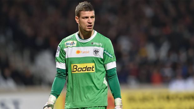 
                <strong>SCO Angers</strong><br>
                Platz 3 - SCO Angers: Die Franzosen sind die ganz große Überraschung in dieser Kategorie. Keeper Ludovic Butelle hat bislang in 17 Spielen gerade einmal neun Gegentreffer kassiert (Schnitt: 0,53 Gegentore pro Spiel). Damit ist Aufsteiger Angers derzeit auf Platz 2 in der Ligue 1 hinter dem superreichen Klub Paris St. Germain.
              