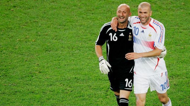 
                <strong>Fabien Barthez</strong><br>
                7. Platz: Fabien Barthez (44) war französischer Nationaltorwart (1994 – 2006) und spielte lange Zeit für Olympique Marseille. Er ist neben Sepp Maier, Dino Zoff und Iker Casillas einer von nur vier Torhütern, die sowohl Welt- als auch Europameister wurden (Weltmeister wurde er 1998, Europameister im Jahr 2000). Außerdem galt er als echter Spaßfußballer. Ein bunter Vogel auf dem Feld, der sich vor jedem Spiel der Equipe Tricolore von Laurent Blanc die Glatze küssen ließ.
              