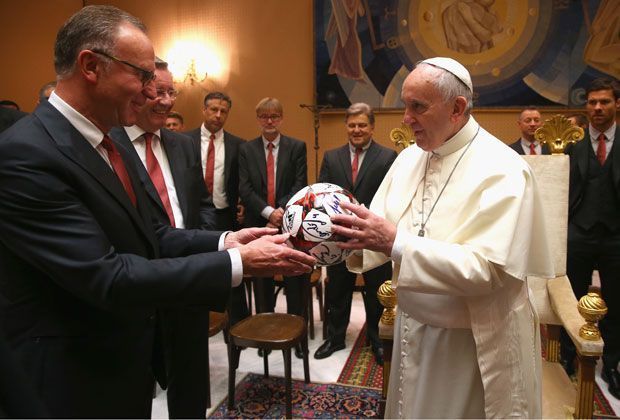 
                <strong>Heilige Audienz - Bayern München trifft Papst Franziskus</strong><br>
                Zahlreiche Geschenke wurden von den Münchnern überreicht. Auch ein Benefizspiel, dessen Erlöse zu Wohltätigen Zwecken gespendet werden, wurde vereinbart. Der begeisterte Fußballfan Franziskus wird vor allem der unterschriebene Ball gefreut haben.
              