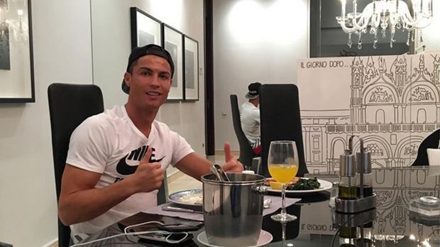 
                <strong>Pracht-Ausstattung in der Villa in Madrid</strong><br>
                Pracht-Ausstattung in der Villa in Madrid: Ganz schön einsam sitzt Cristiano Ronaldo an seinem großen Esstisch zum Abendessen. Insgesamt verfügt die etwa sieben Millionen Euro-Villa im Madrider Nobelviertel La Finca über sieben Schlafzimmer und acht Badezimmer. Nach Ronaldos Angaben wohnt er aber nur mit seinem Sohn in diesem Prachtanwesen ...
              